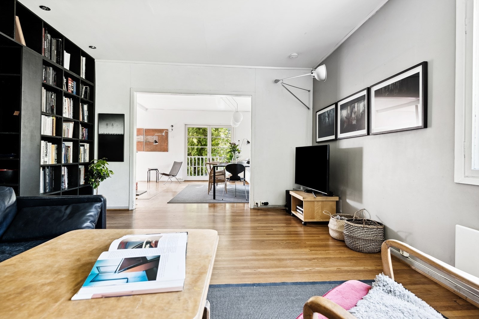 Stue, spiseplass og kjøkken (t.v. for spiseplassen) er i en åpen løsning og utgjør et stort, sosialt allrom. Galleribilde