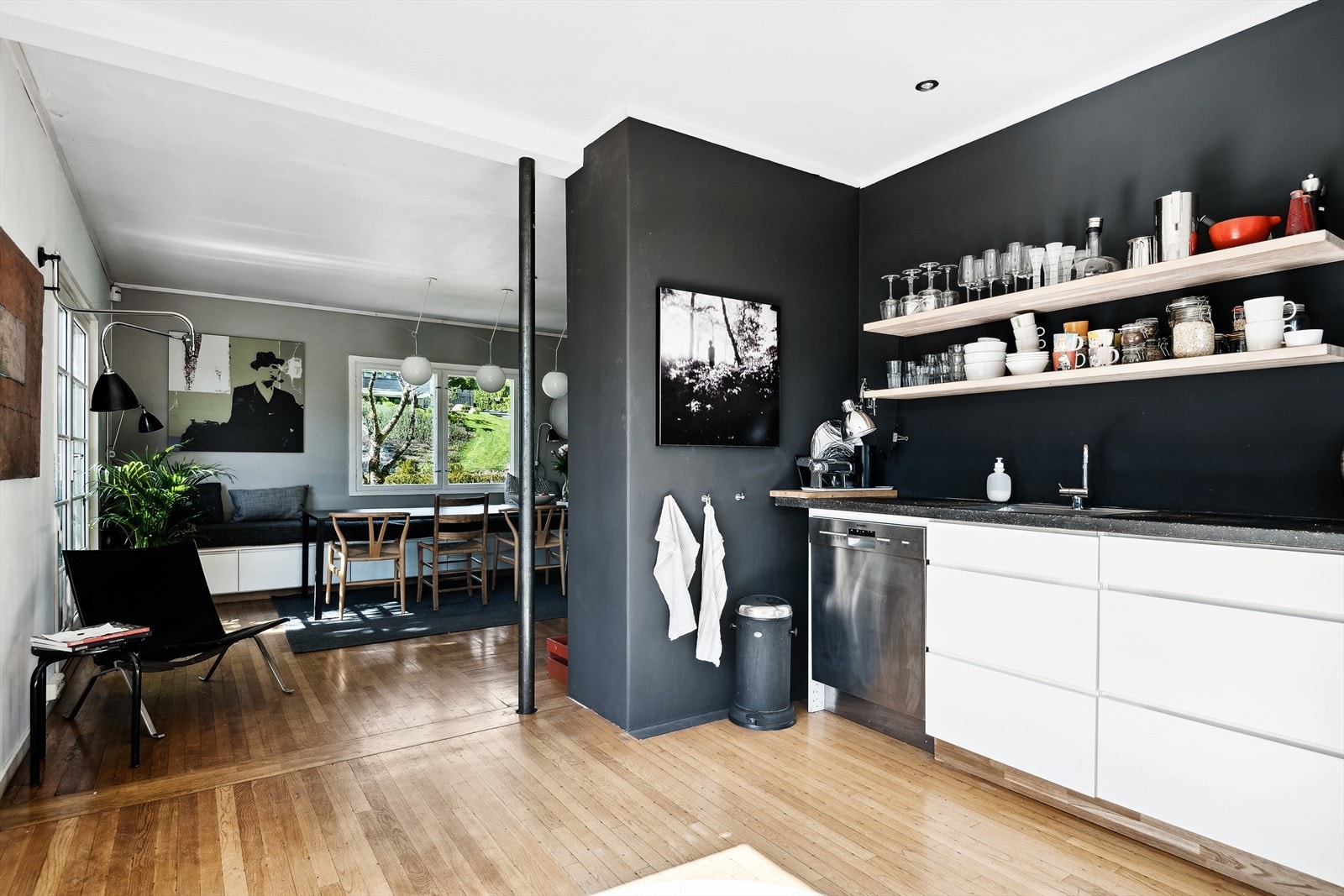 Kjøkken m/overflater malt i tidsriktige farger i kombinasjon med flotte tregulv. Galleribilde