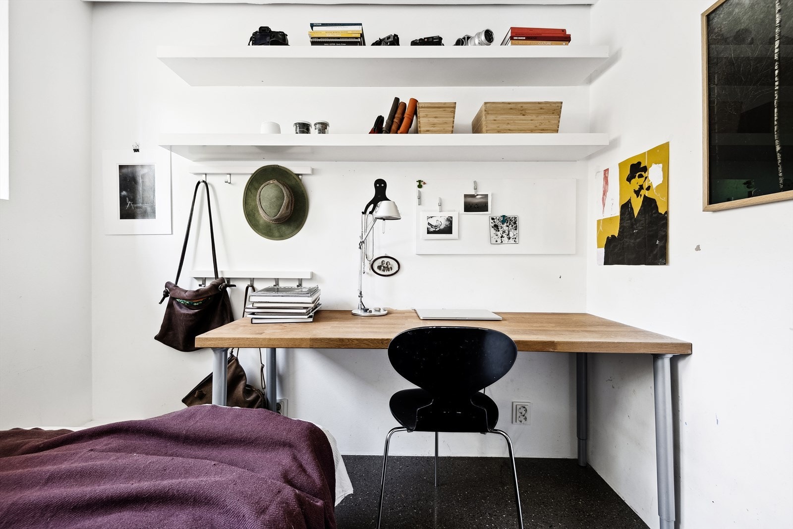 Kjellervegger er utvendig isolert utvendig med ekstruderte plater grunnmurplater og innvendig med mineralull uten diffusjonssperre for å ikke fange evt. fukt i yttervegg. Galleribilde