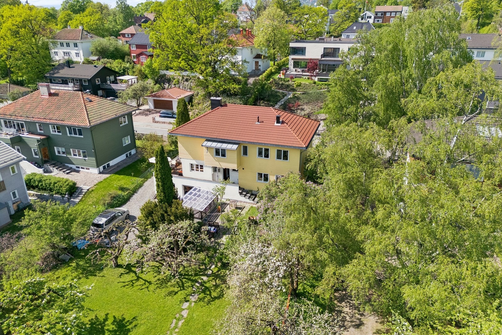 Boligen har nytt tak fra ca. 2004 med takrenner og nedløp. Galleribilde