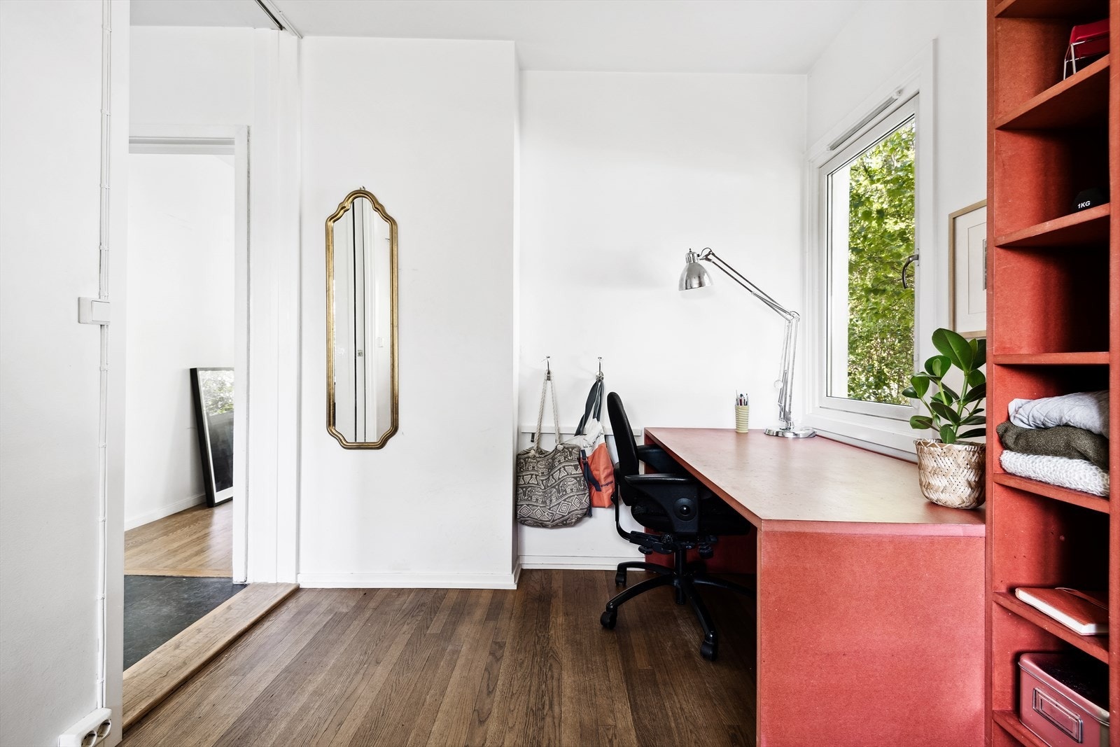 Soverom II med god plass til seng , skrivepult og garderobe. Galleribilde