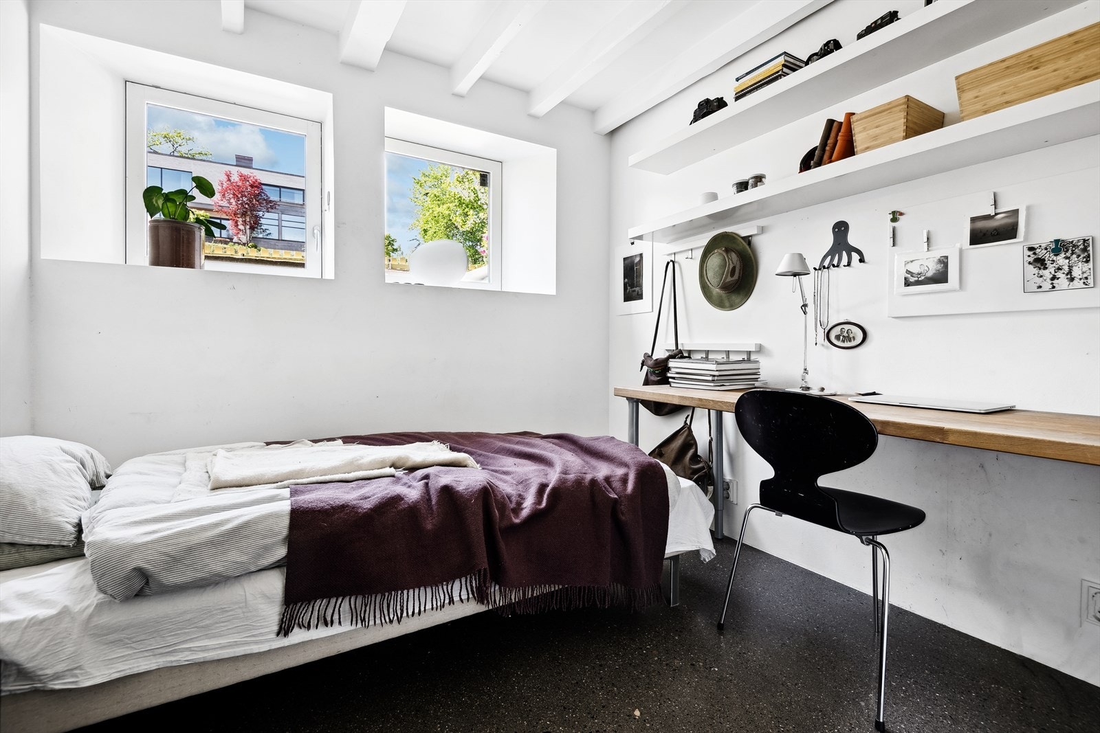 Soverom IIII. God plass til seng og skrivepult. Galleribilde