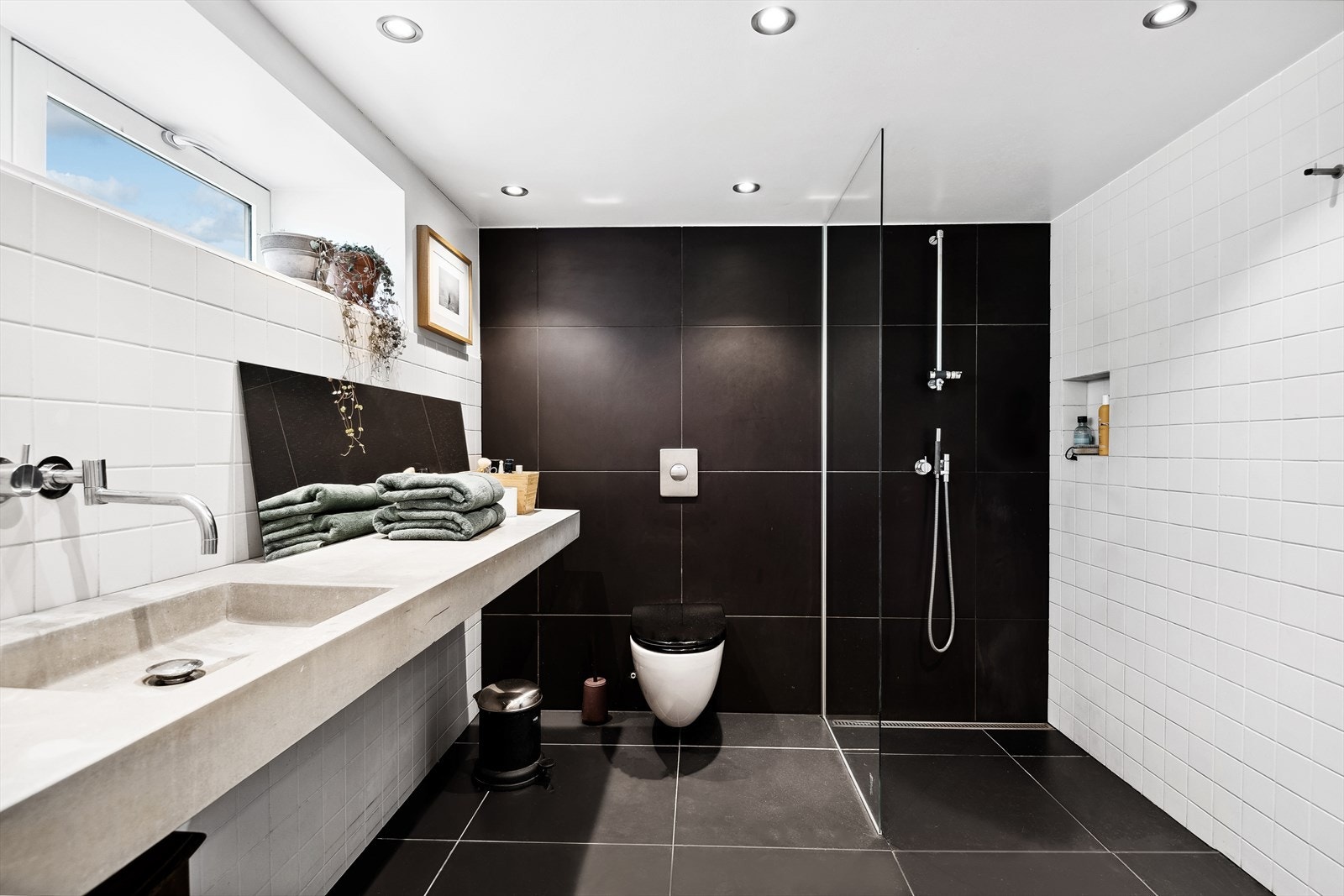 Baderom/vaskerom i rød tråd med boligens baderom i 1. etasje, oppusset i 2015 med arbeid utført av Andreas Express AS og Rørteft AS. Galleribilde