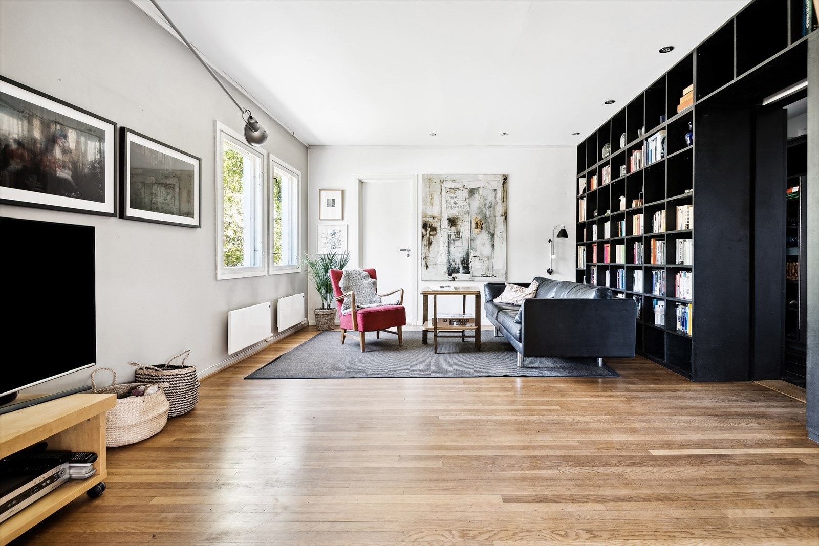 Den åpne garderoben i gangen fortsetter som en dekorativ bokhylle på den andre siden i stuen. Galleribilde