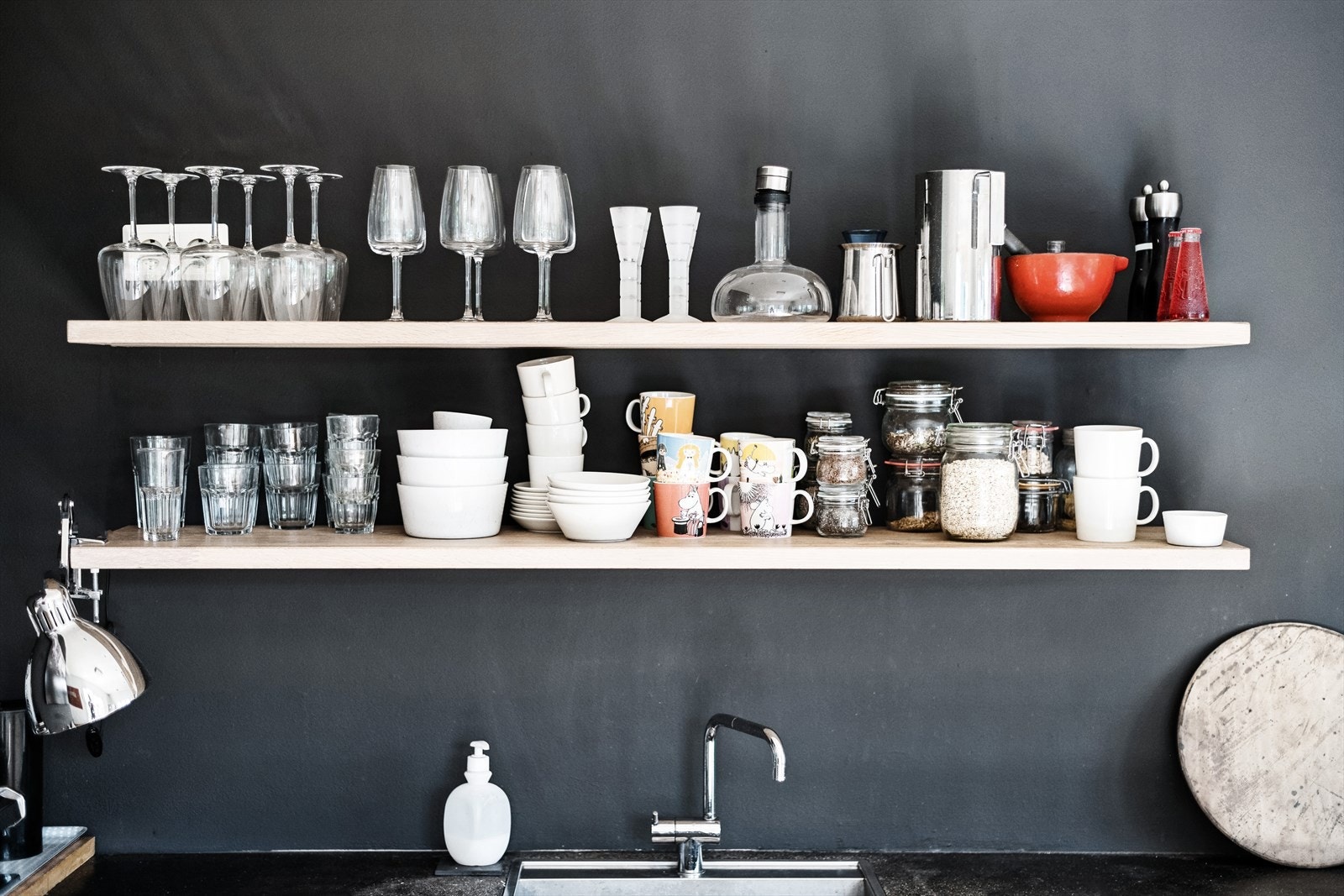 Dekorative og praktiske hyller for småoppbevaring, så veggene ikke oppleves tyngende av overskap. Galleribilde