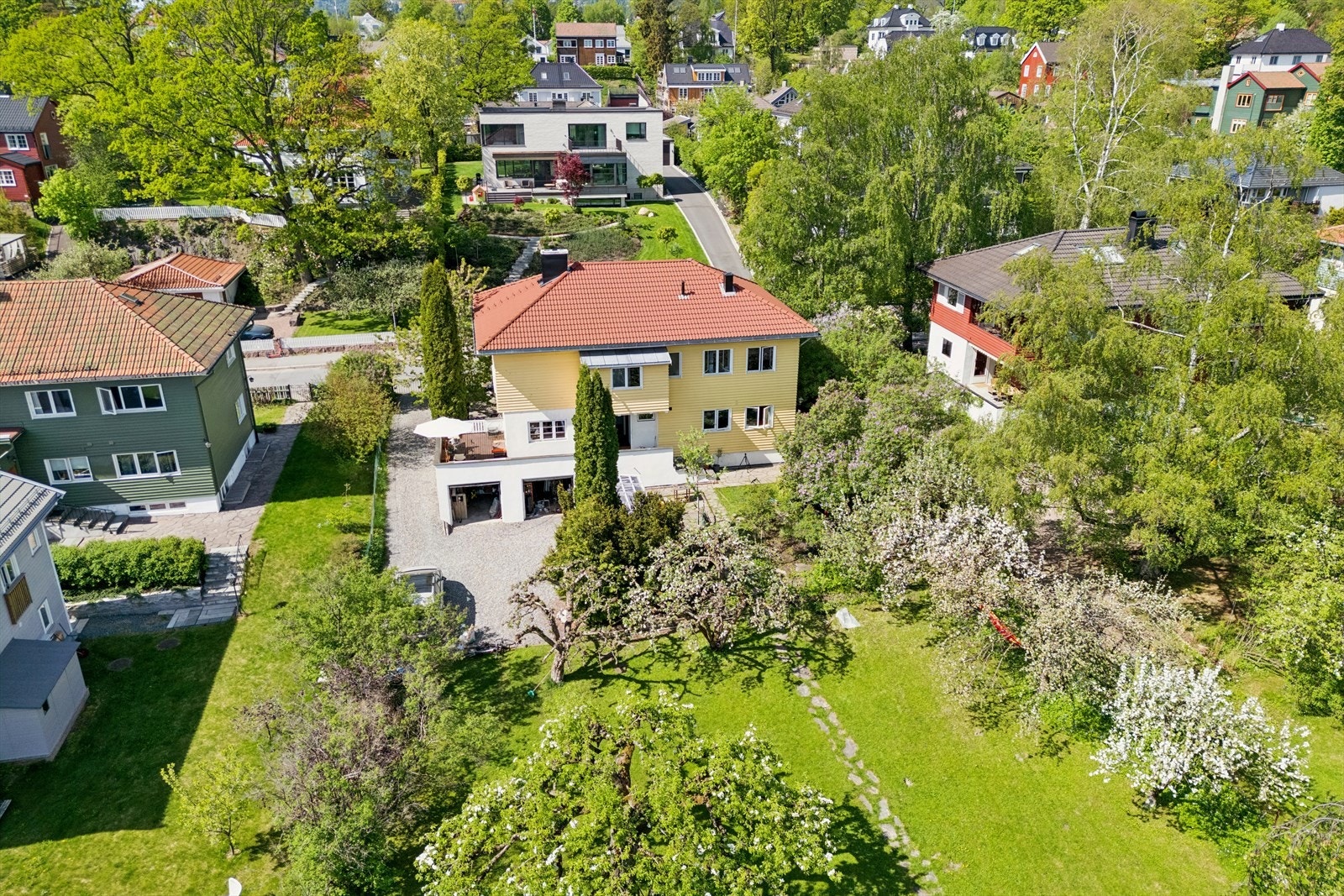 Tønder og Røiri i Dnb Eiendom avd Ullevål har gleden av å presentere John Colletts Allè 79 - en innholdsrik horisontaldelt tomannbolig med god planløsning og gode lysforhold, beliggende idyllisk til mellom Berg og Ullevål Hageby. Galleribilde