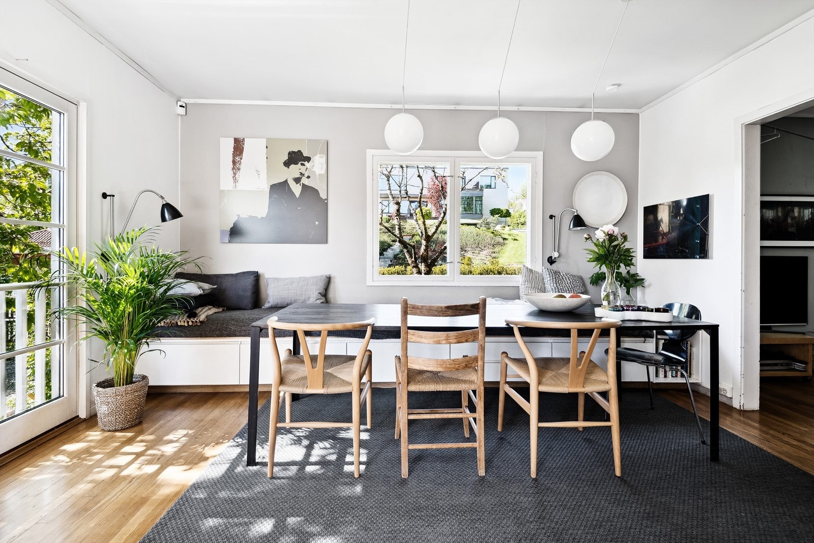 Rikelig med naturlig lys i spistue med lysinnslipp fra flere himmelretninger. Galleribilde