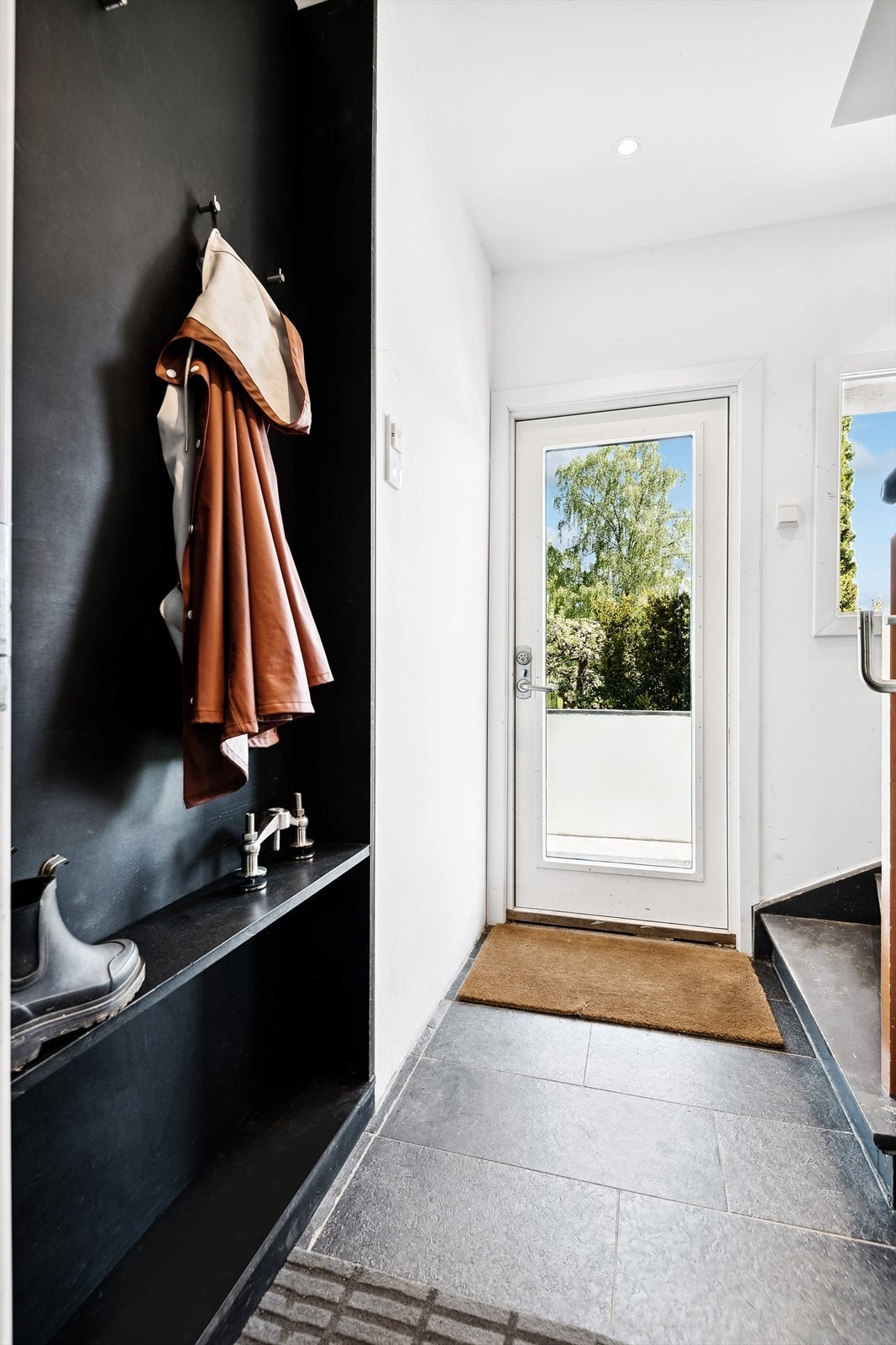 En lys og innbydende entré ønsker deg velkommen inn. Galleribilde