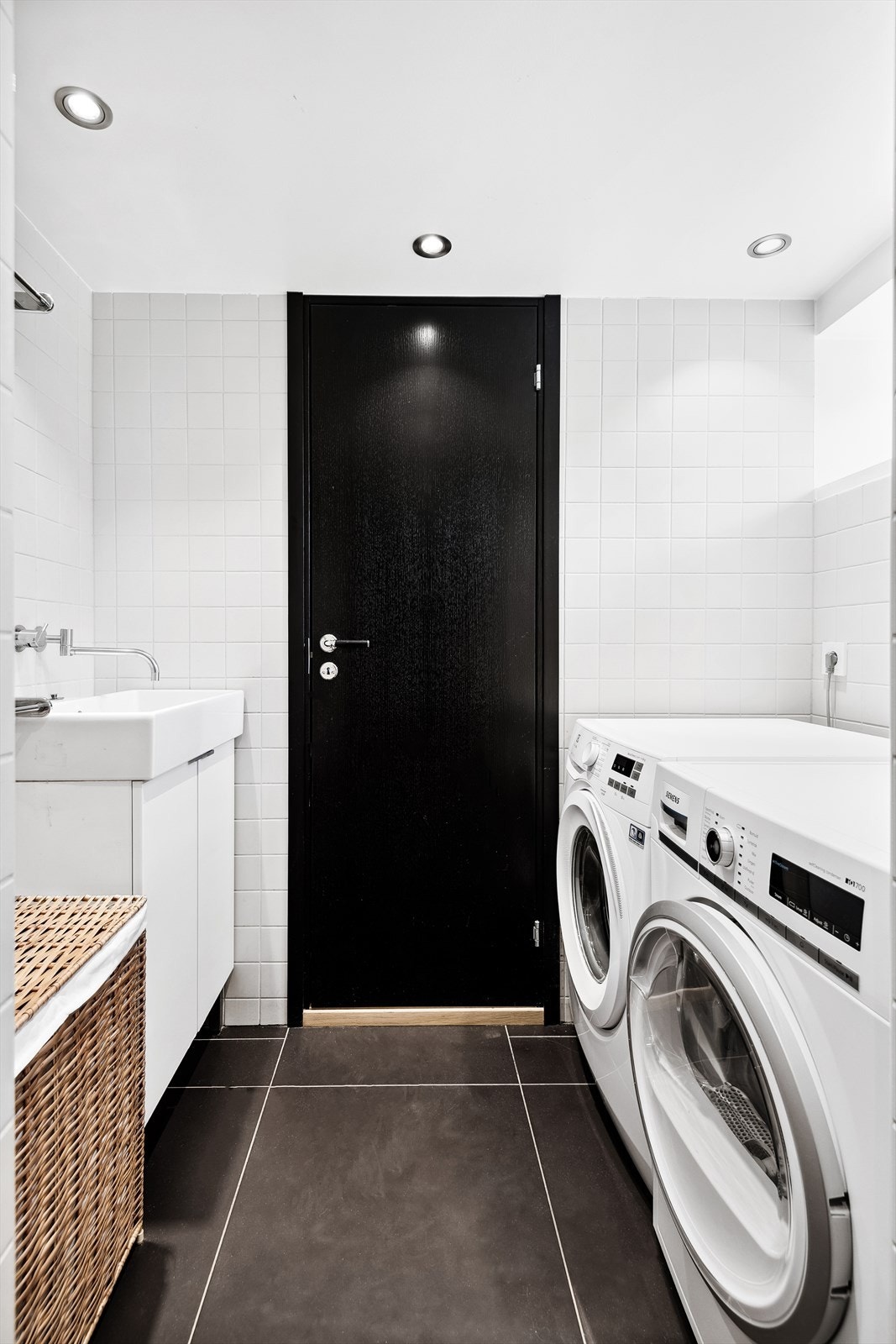 Opplegg for vaskemaskin og god plass til tørketrommel. Galleribilde