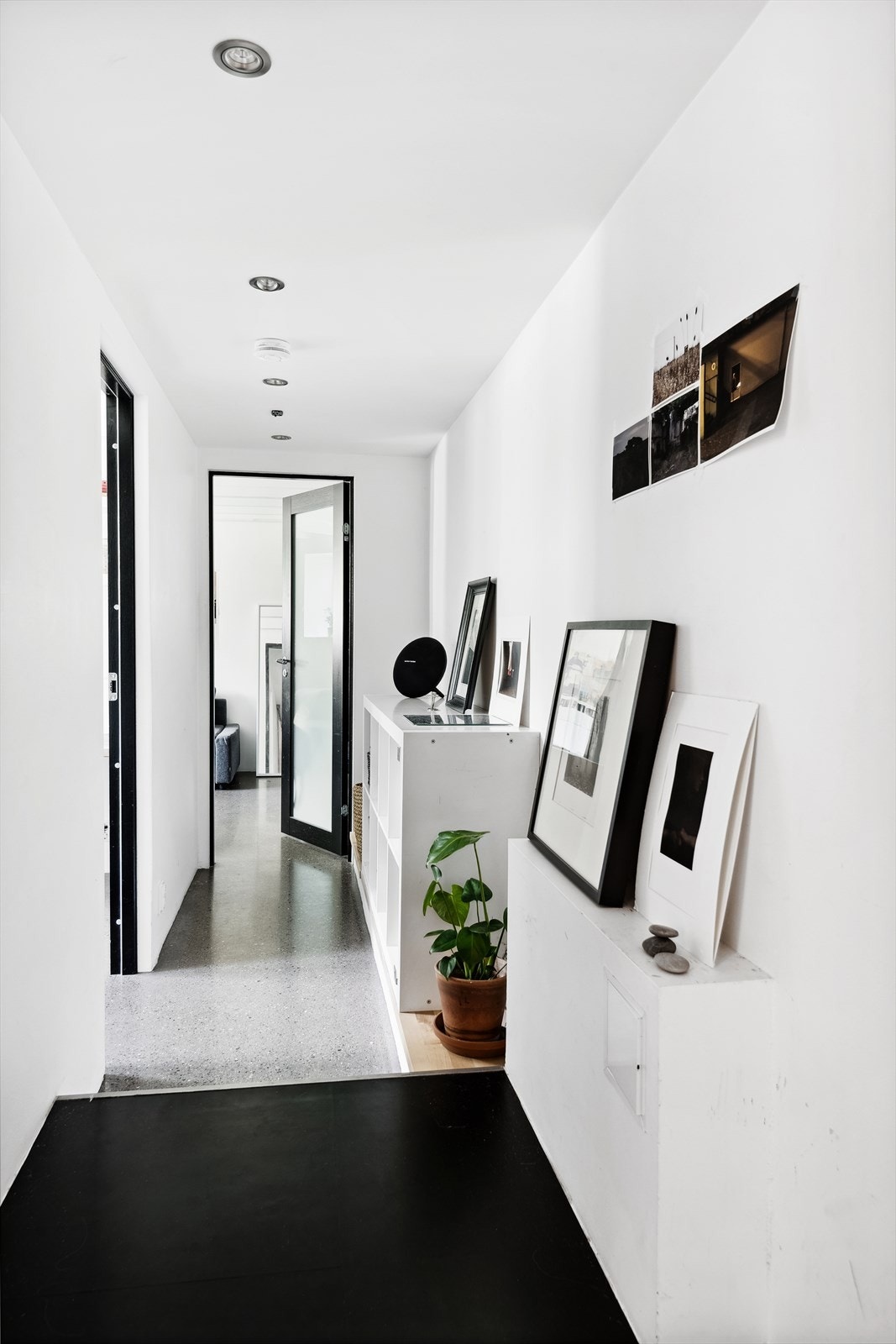 Boligens underetasje. Nye betonggulv er finslipt og seiset. Galleribilde