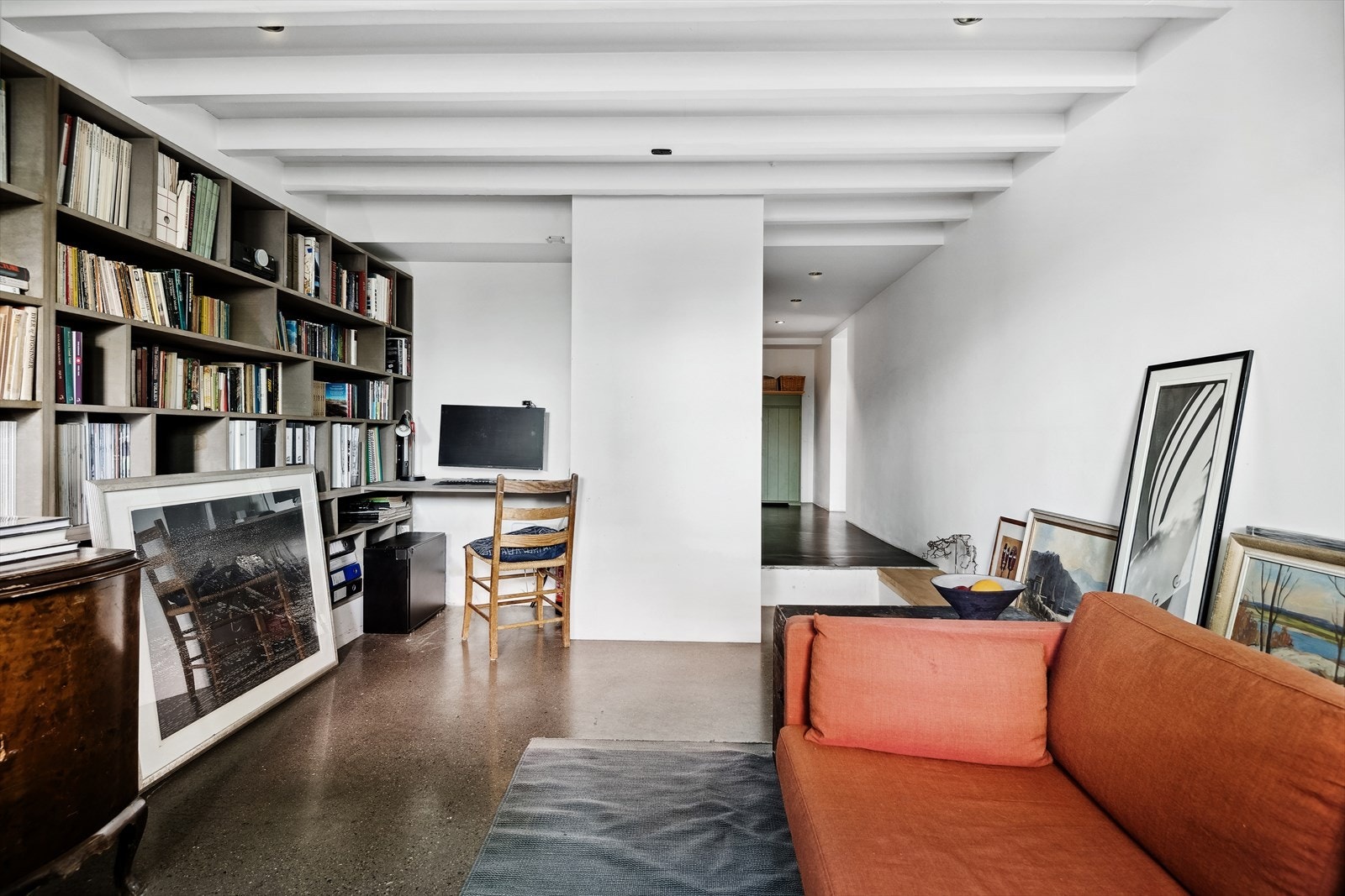 Kjellerstue i underetasjen - praktisk når man ønsker å trekke seg tilbake. Et yndet sted for barn/ungdom. Galleribilde