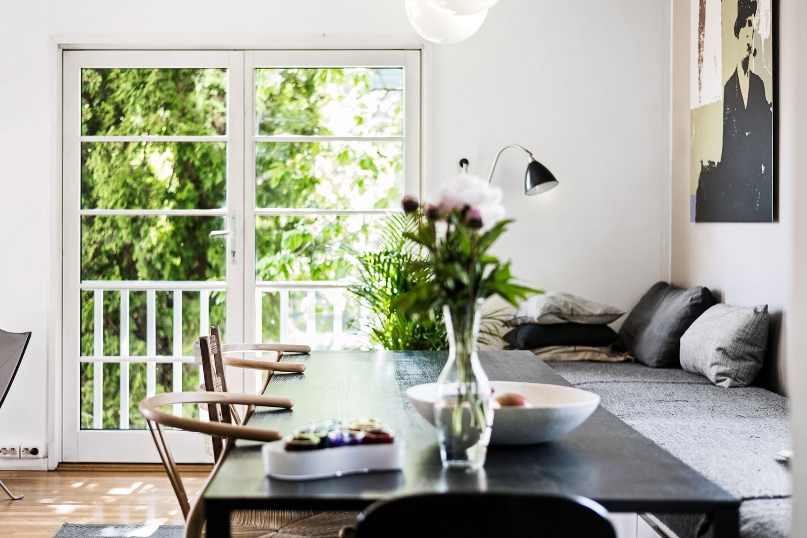 Doble terrassedører på kjøkken og i stue mot sydvest skiftet 2004. Galleribilde