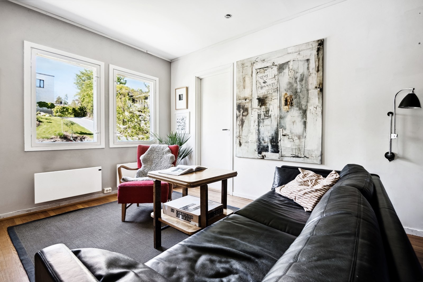 Hyggelig stuehjørne med god plass til sofagruppe. Inngang til soverom t.h. Galleribilde