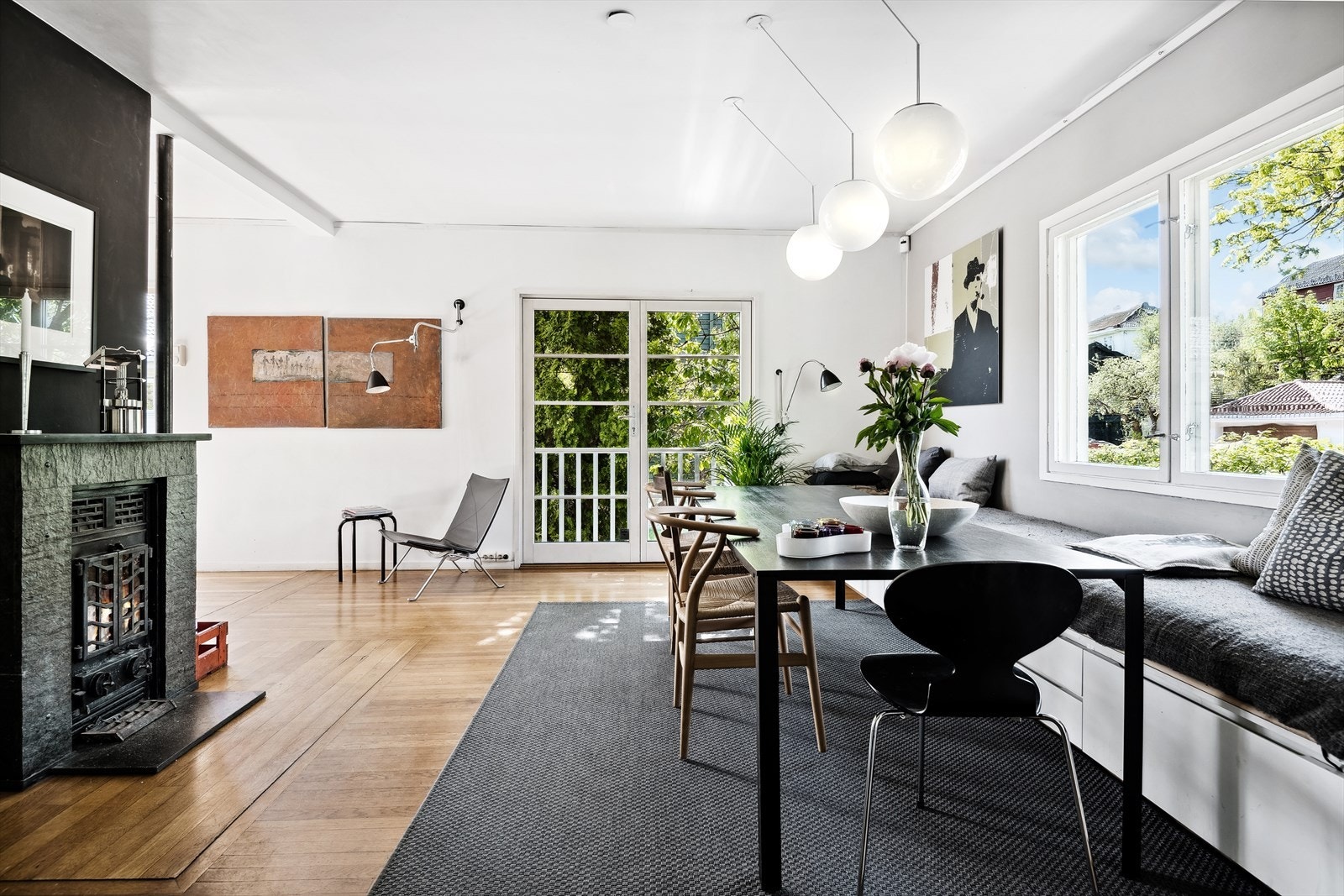 Yttervegger i kjøkken og stue (mot sydvest) er etterisolert på utside før påføring av ny rabitz-puss. Galleribilde