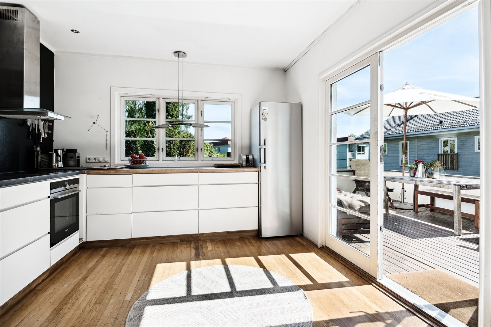 Utgang til boligens solrike terrasse fra kjøkkenet. Galleribilde
