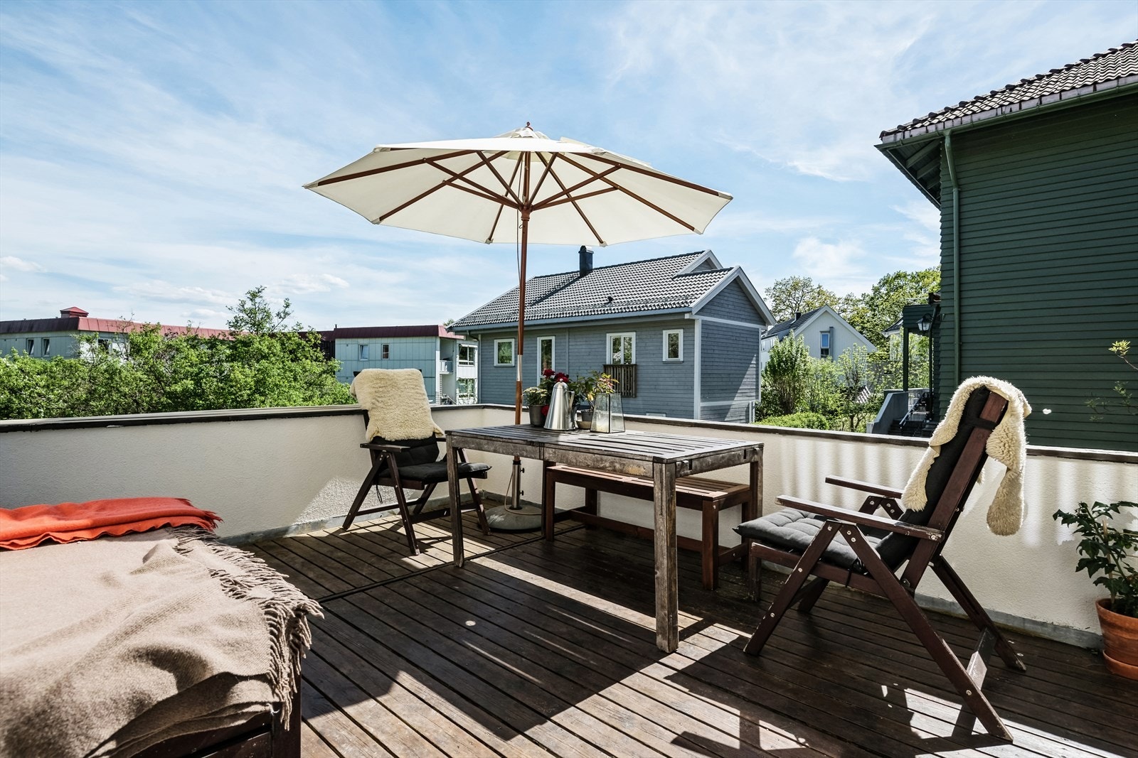 Boligen har en stor og sorik terrasse på ca. 20 m2, med ny membran på terrasse fra 2005. Galleribilde