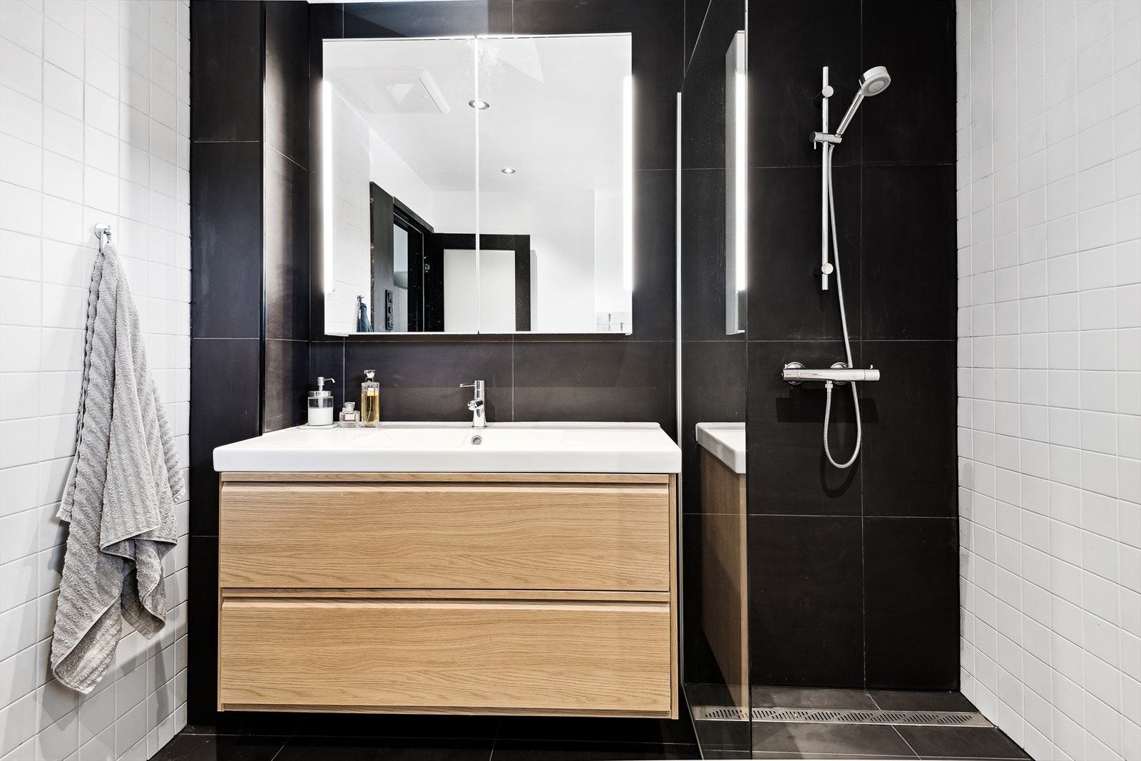 Delikat og lekkert baderom oppusset i 2024 av Andreas Express AS og VVS Entreprenør AS. Galleribilde