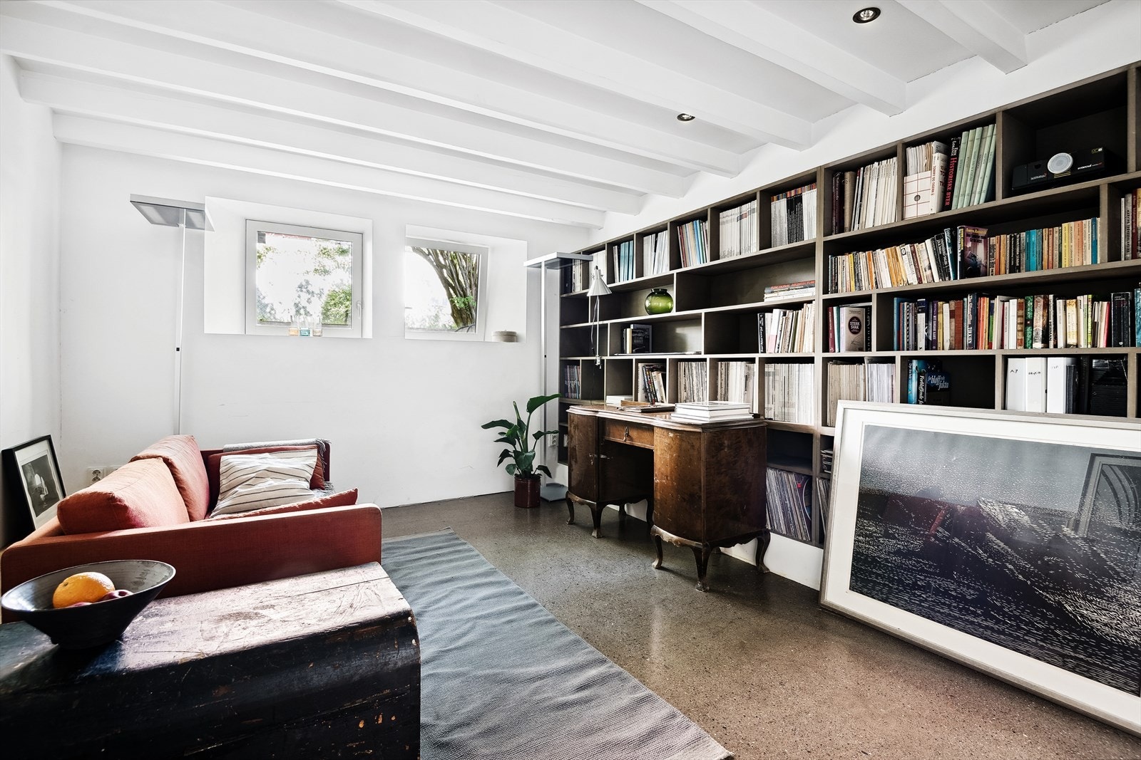 Gulvet i kjellerstuen er senket, og alle vinduer er skiftet. Vindusåpninger i oppholdsrom er utvidet for å oppfylle målkrav til rømningsvei med ett-hånds vrider. Galleribilde