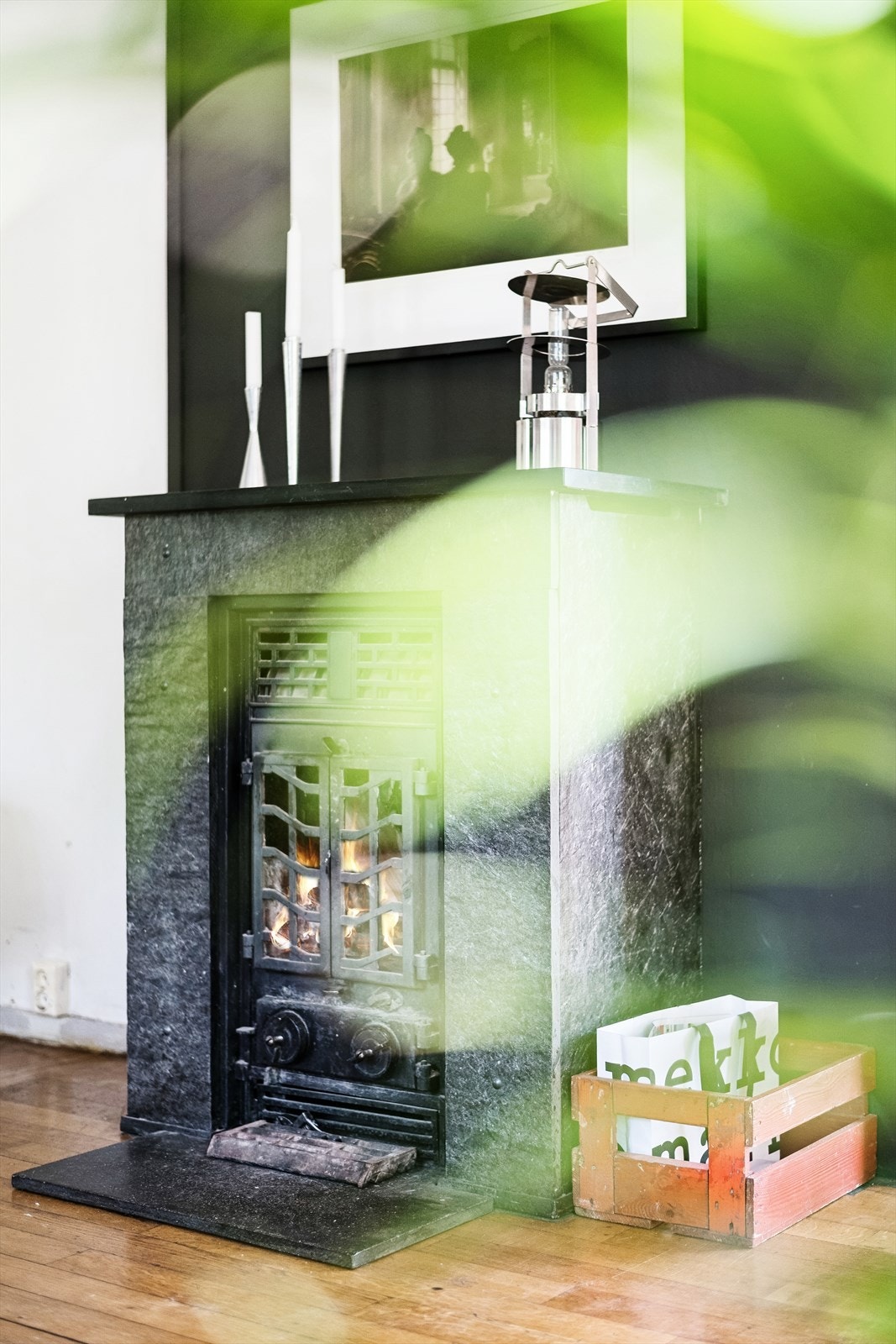 Boligen har elektrisk oppvarming i tillegg til hyggelig peis for de kjøligere dagene. Galleribilde