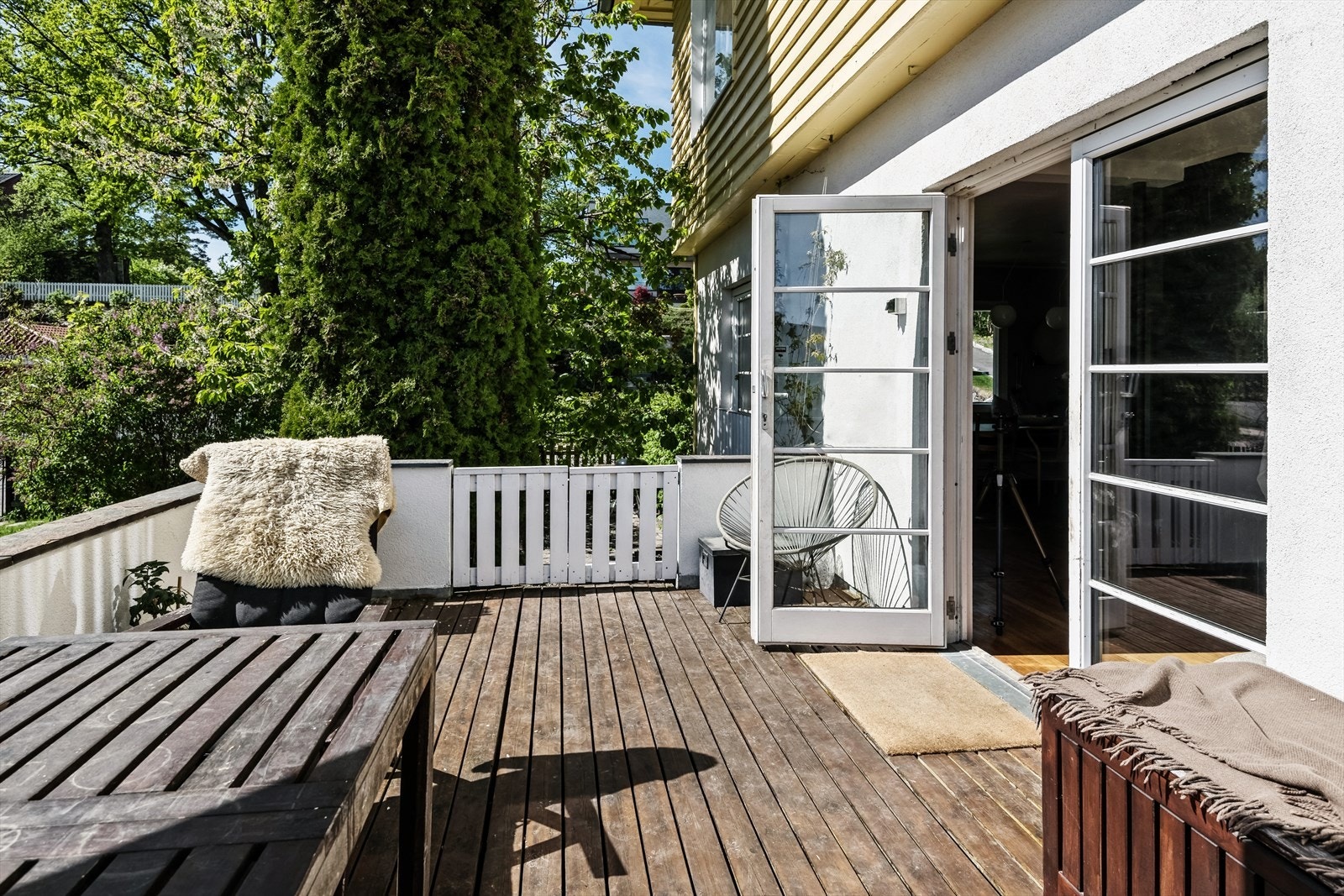 På sommerstid fungerer den romslige terrassen som en forlengelse av stuen og kjøkkenet. Galleribilde