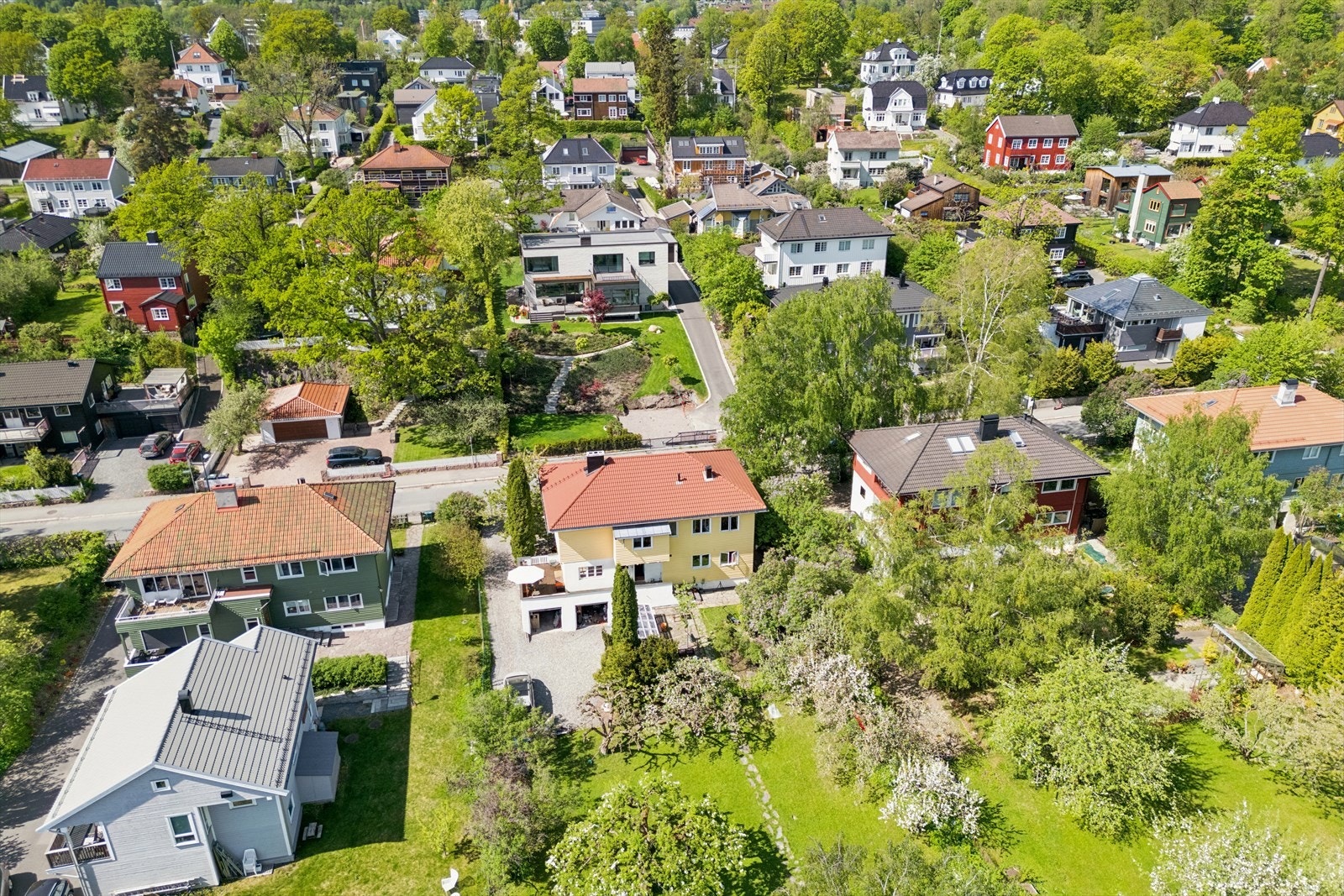 Eiendommen ligger i et barnevennlig, attraktivt og stille villaområde med nærhet til byen så vel som til marka. Galleribilde