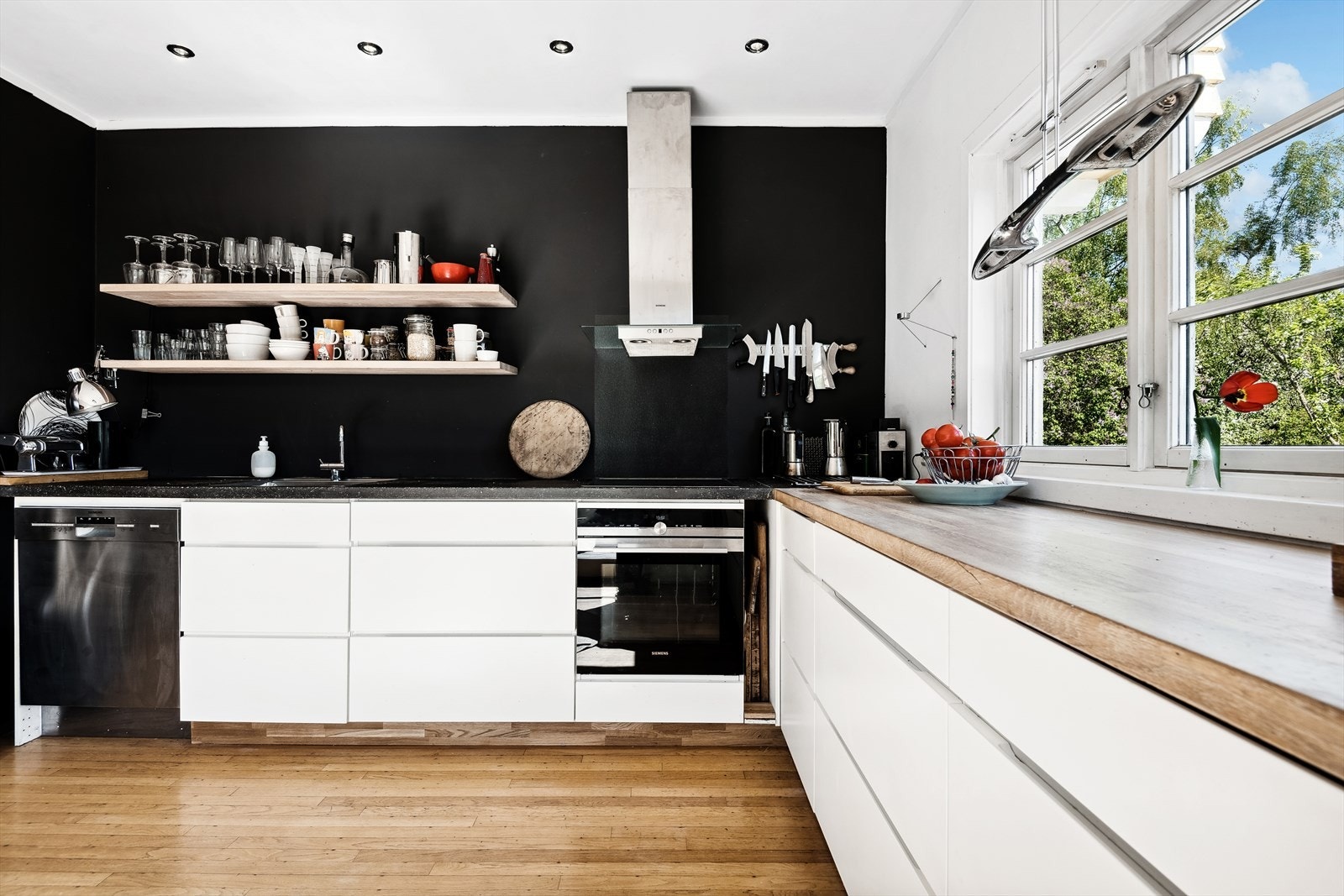 Innredning i en L-form gir godt med arbeidsflater for husets kokk. Vinduer på kjøkken (samt soverom og bad) mot sydøst skiftet ca. år 2000 av tidligere eier. Galleribilde