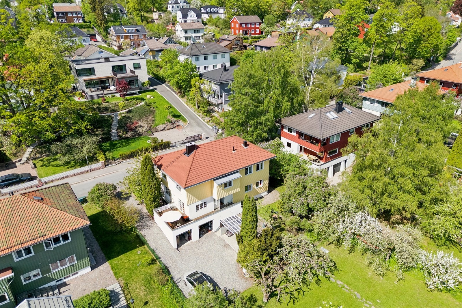 Ny drenering, etablering av pumpekum og nye fordrøyningsmagasiner ved taknedløp og i tillegg nytt fordrøyningsmagasin på 50 m³ under oppstillingsplasser foran garasje, ca 2015. Galleribilde