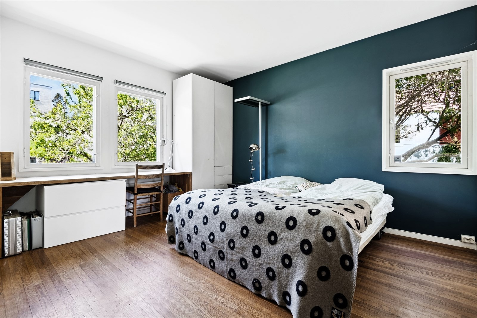 Soverom I. Den romslige utformingen gjør at rommet fint kan benyttes som et kombirom. Galleribilde