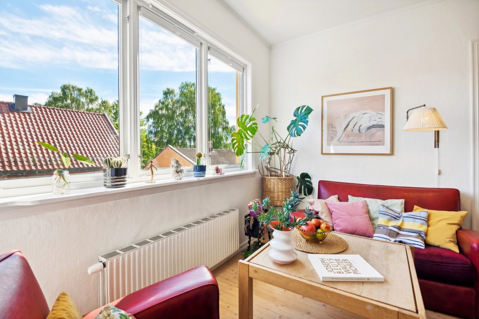 Store vinduer gir rikelig med lysinnslipp og det er er utsikt mot Kampens særegne trehusbebyggelse Galleribilde