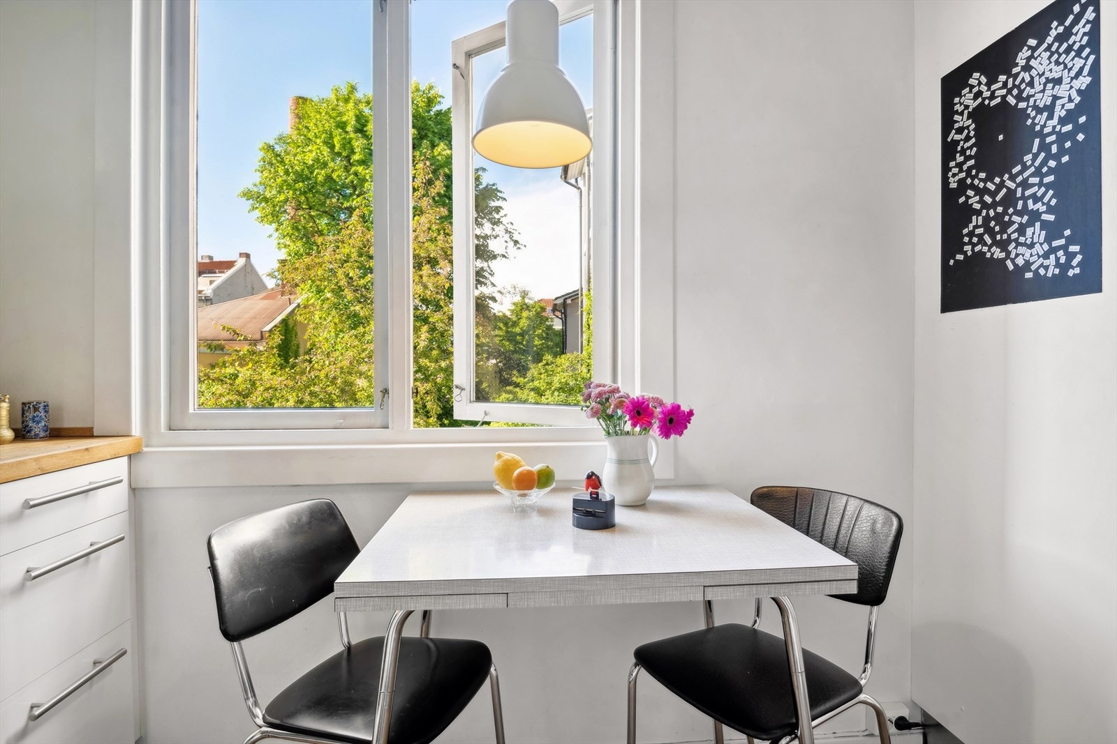 Flott utsikt mot grønn bakgård. Galleribilde