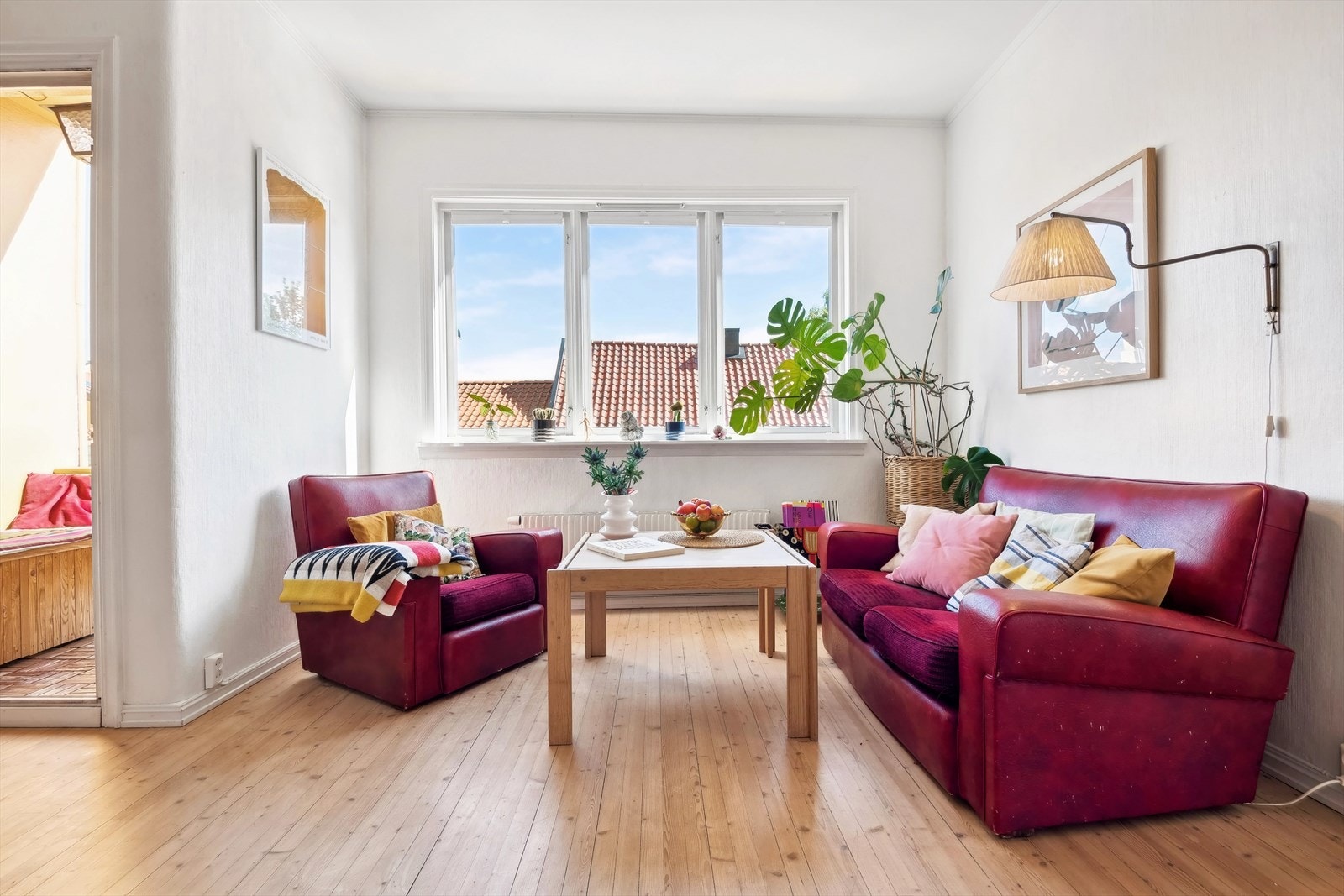 Leiligheten har en koselig og lys stue med god plass til både spise- og sofagruppe Galleribilde