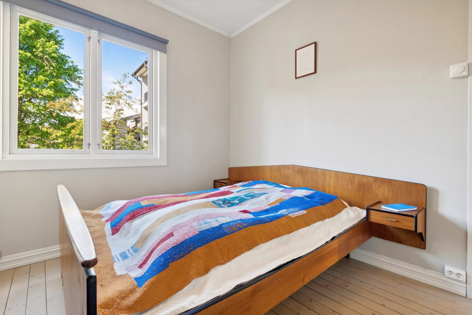 Hovedsoverommet vender mot grønn bakgård. Galleribilde