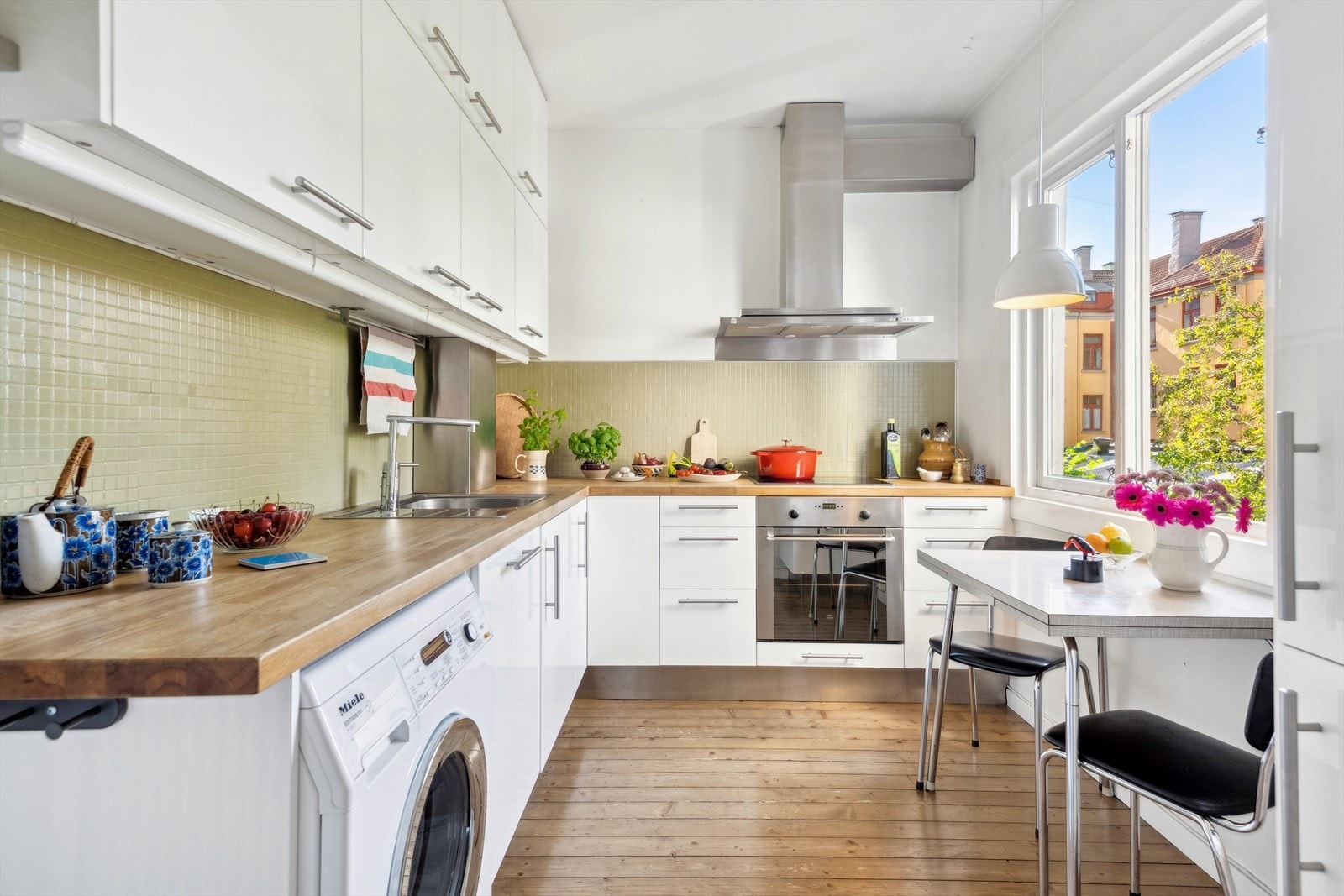 Stort og pent kjøkken i eget rom med plass for et koselig spisebord. Galleribilde