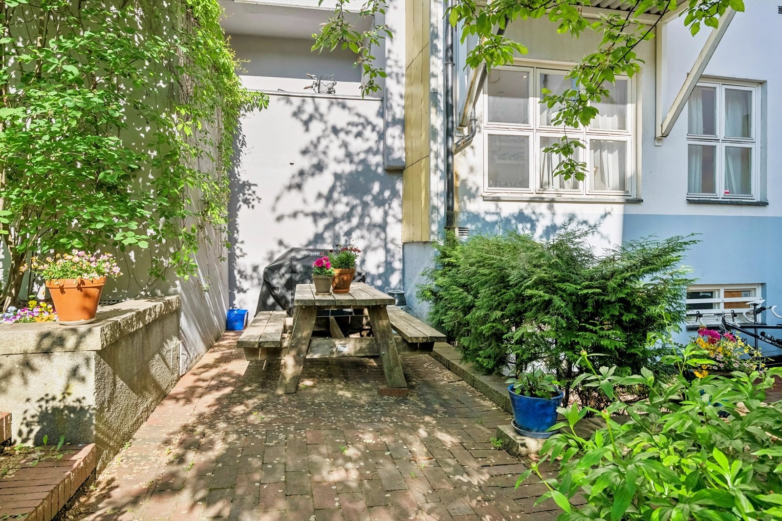 Sittegruppe med grill. Galleribilde