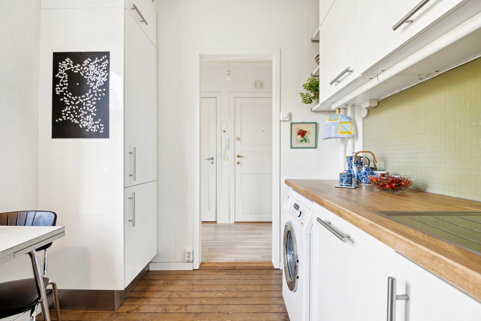 Det er også montert vaskemaskin på kjøkkenet. Galleribilde