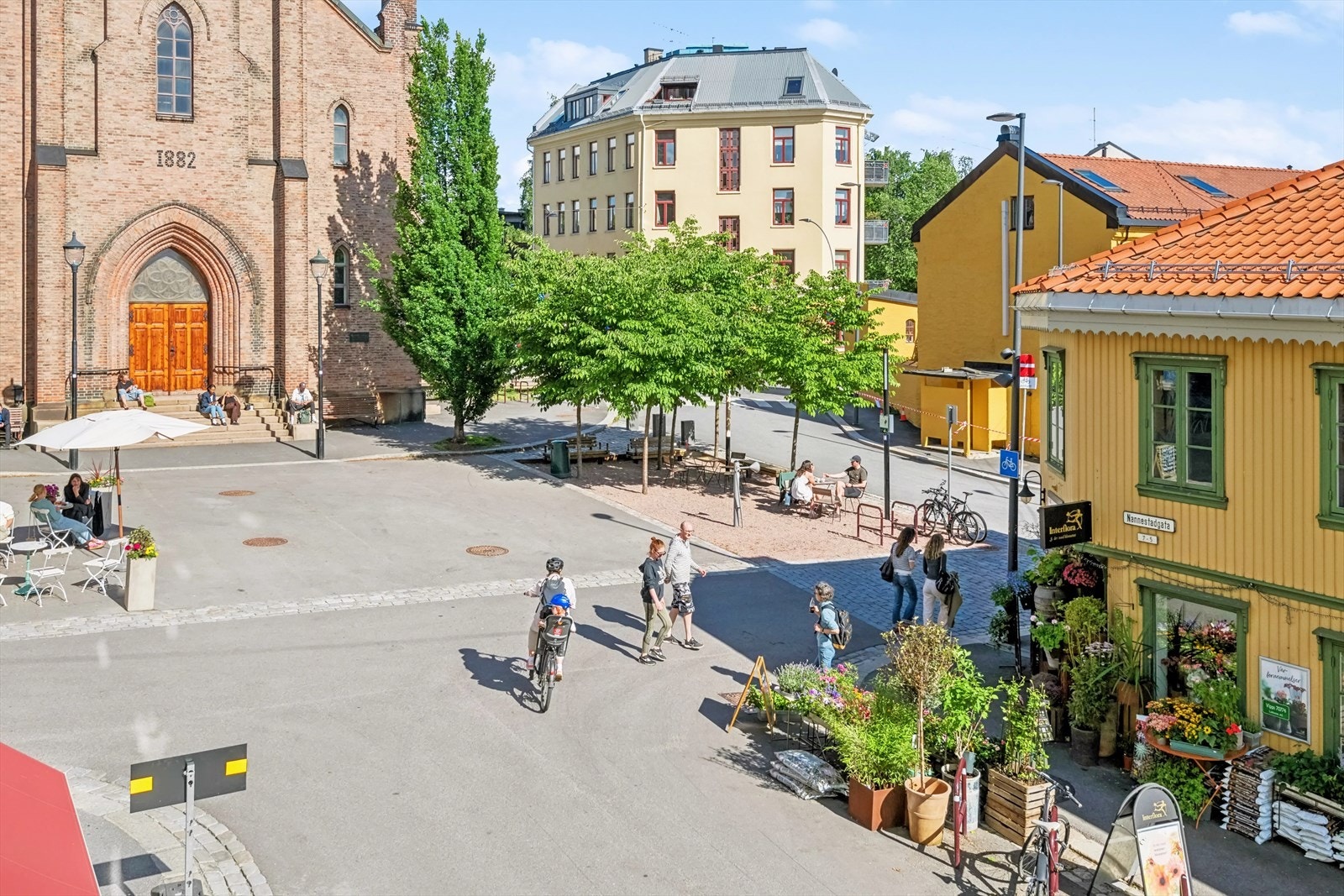 Til venstre for balkongen ligger Thorbjørn Egners plass. Galleribilde
