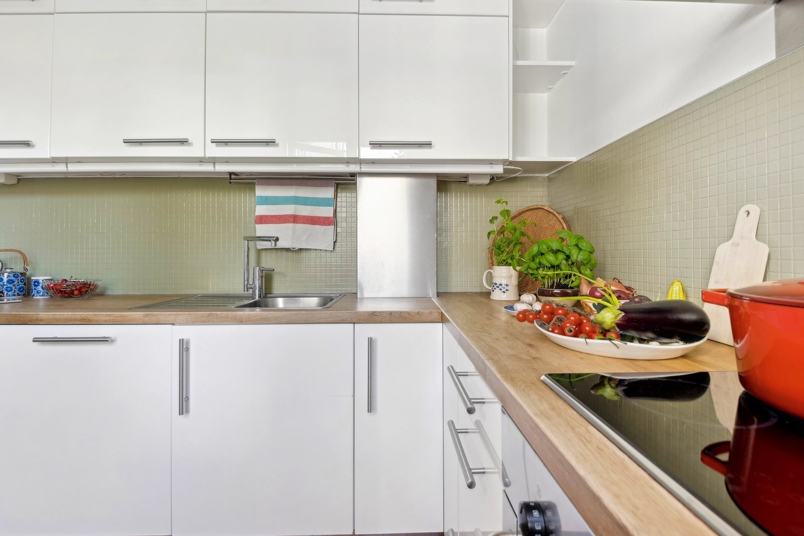 Hvitevarer er komfyr, keramisk koketopp, oppvaskmaskin og kjøl/frys. Avtrekksvifte over kokesone som er koblet til yttervegg. Galleribilde