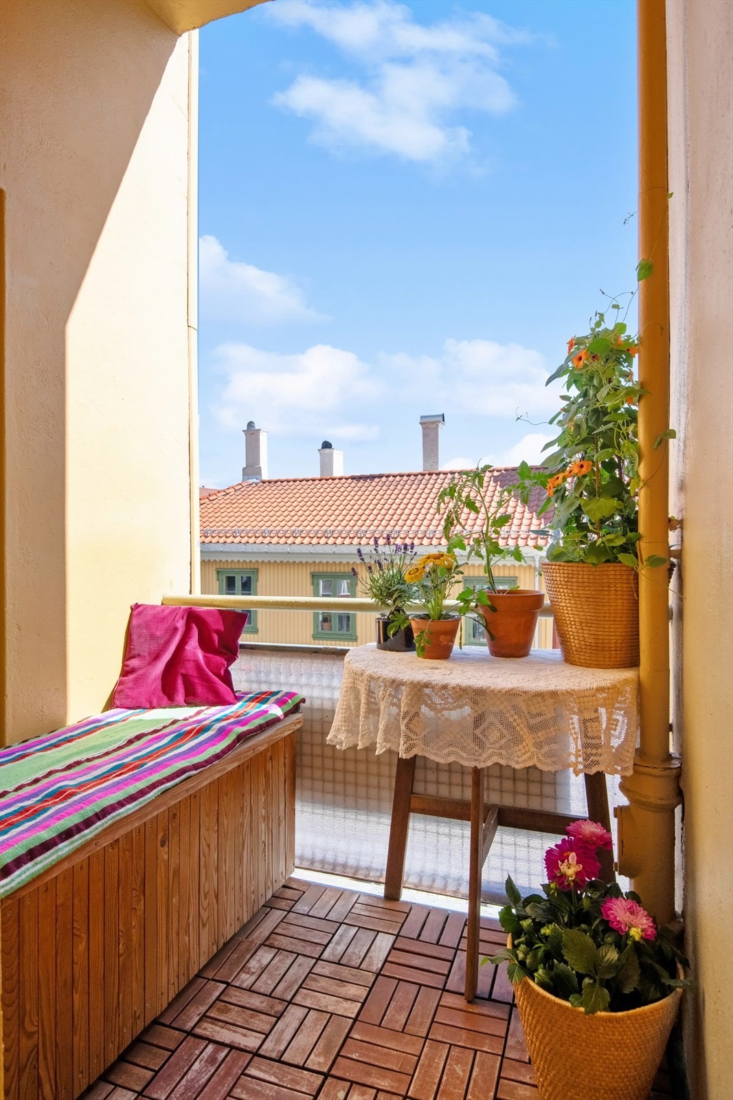 Her har du tribuneplass mot Thorbjørn Egners plass, det koselige nærområdet og mot sentrum. Galleribilde