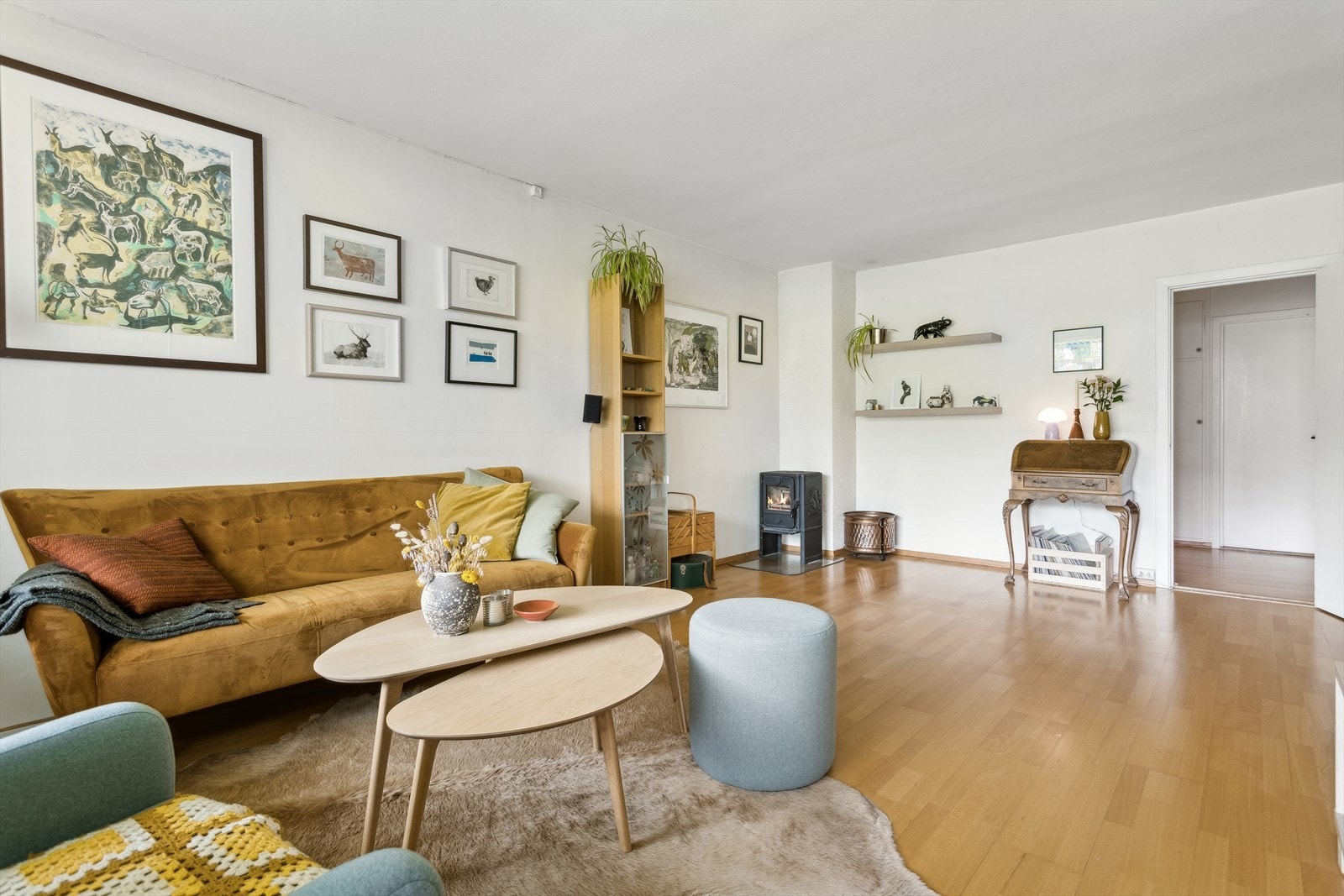 Det er montert en vedovn i stuen som sørger for lun varme og knitrende god stemning på kalde dager. Galleribilde