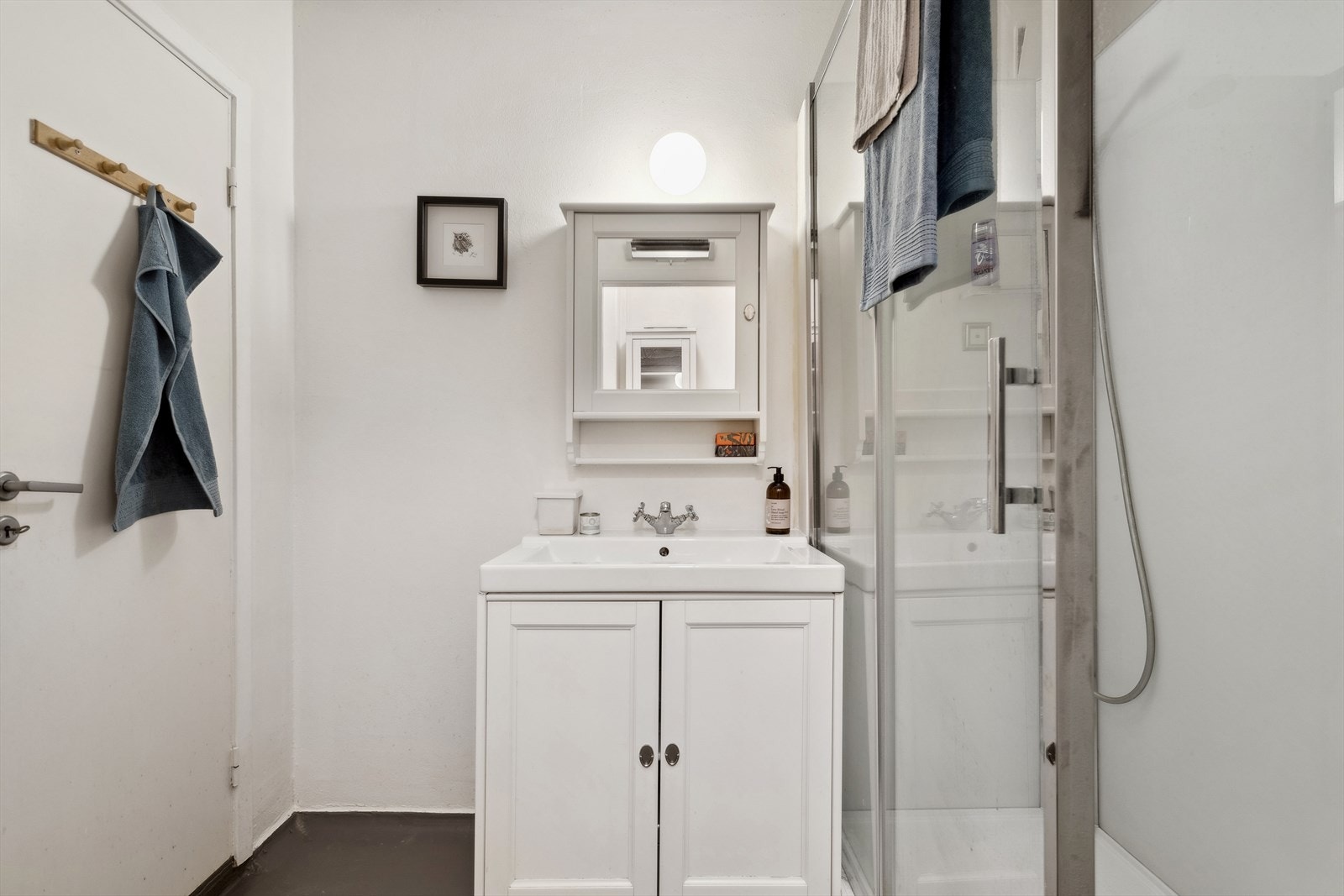 Badet har malte murflater, vegger malt i 2010 og gulv malt i 2016. Galleribilde