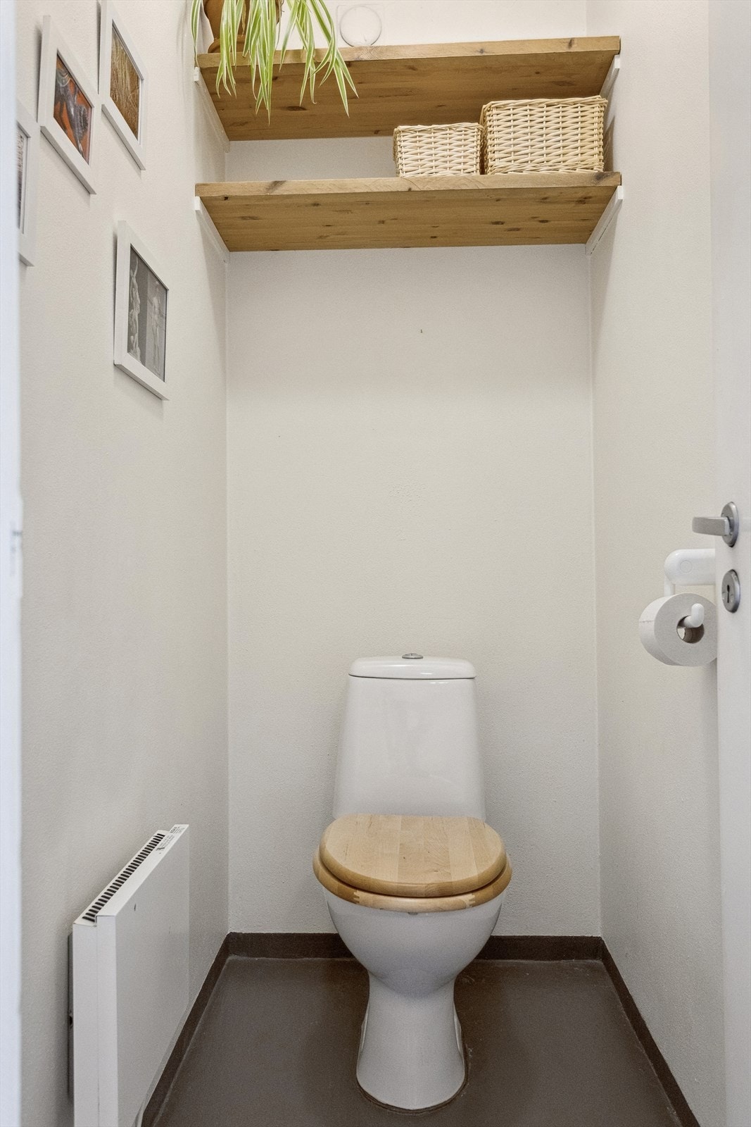 Leiligheten har et separat toalettrom med malte mur overflater og gulvstående toalett. Galleribilde