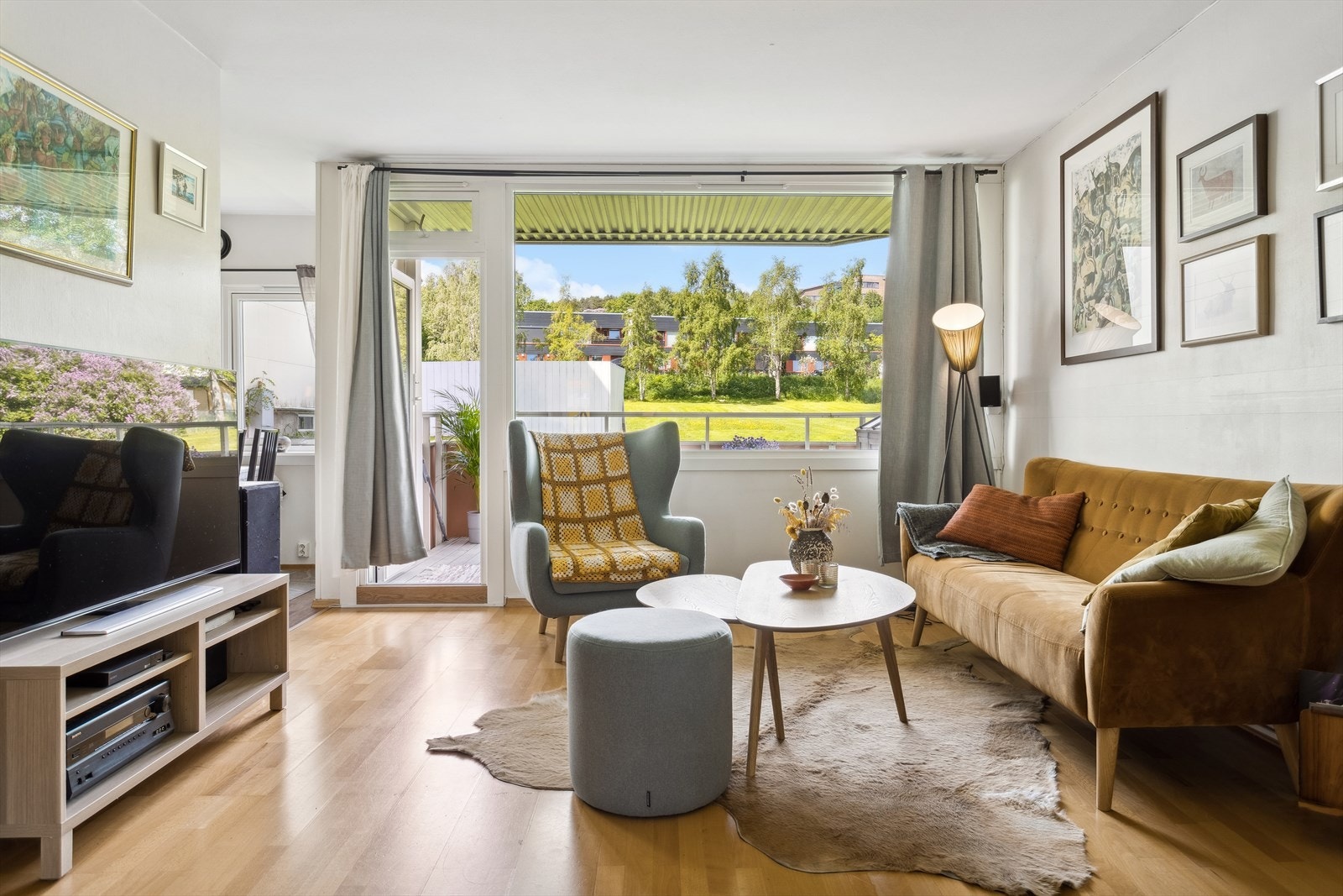 Fra stuen er det utgang til den overbyggede balkongen. Galleribilde