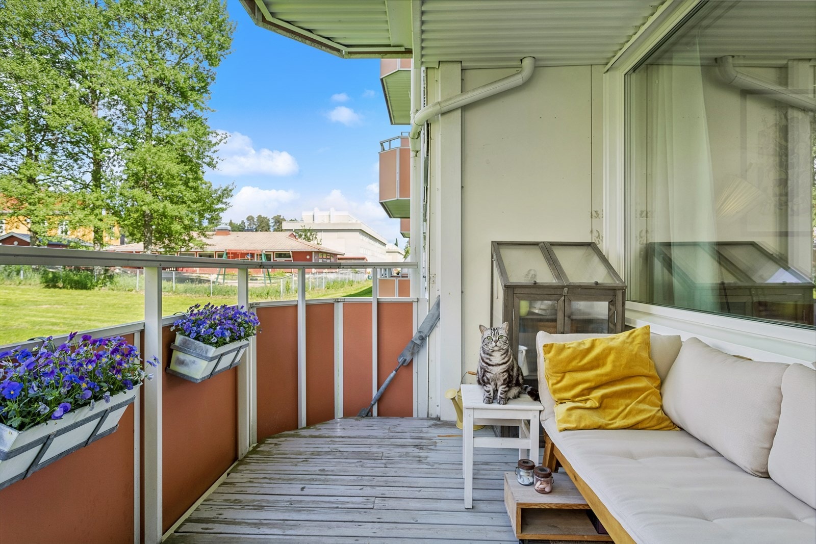 På balkongen er det plass til møblement, og til og med et lite drivskap der man kan dyrke frem egne urter og grønnsaker. Galleribilde