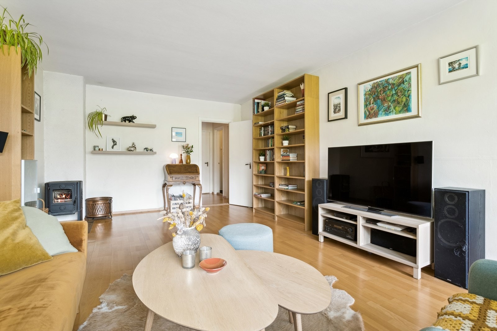 Stuen har god plass til møblering i flere soner. Galleribilde