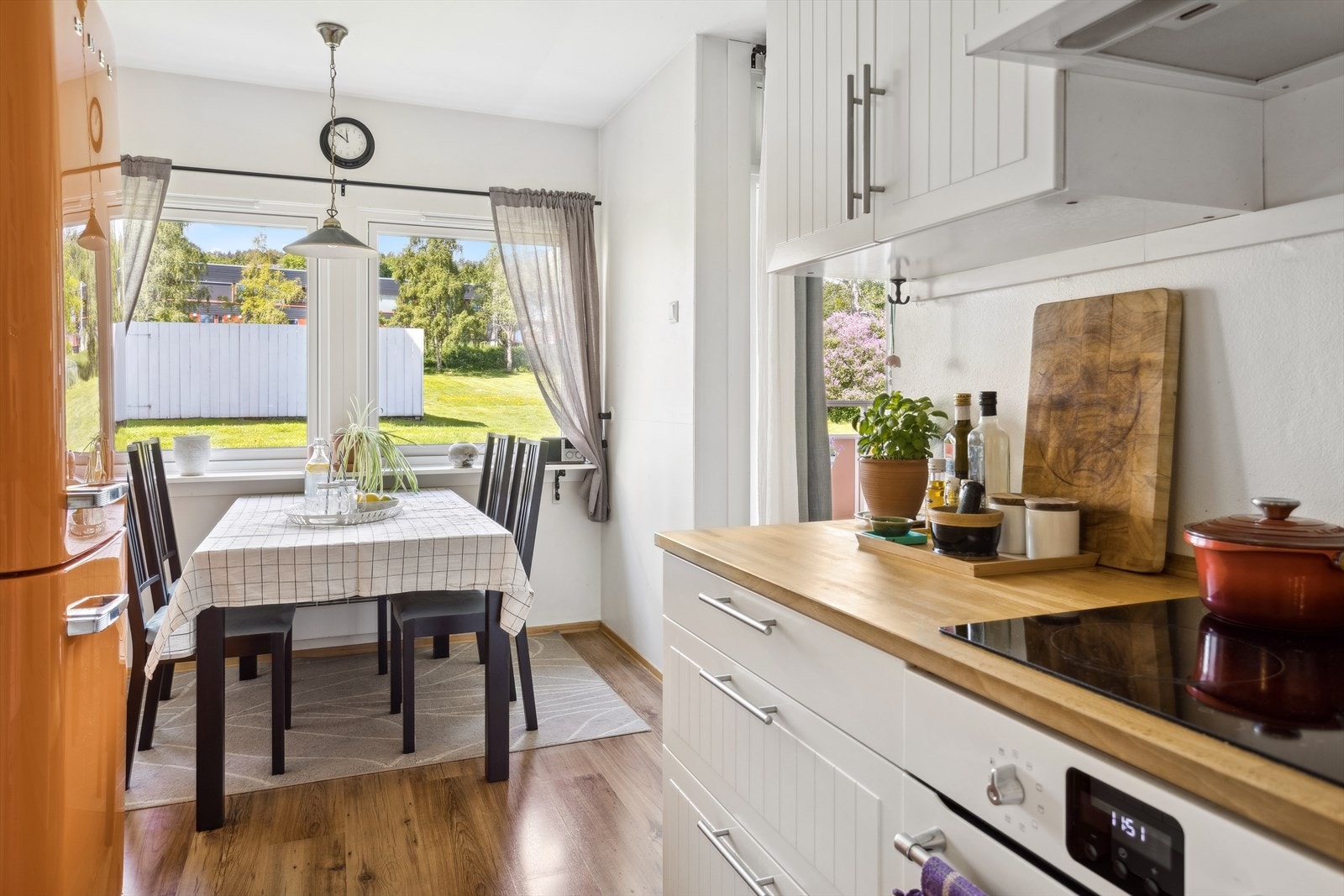 Kjøkkenet har god plass til spisebord ved vinduet. Galleribilde