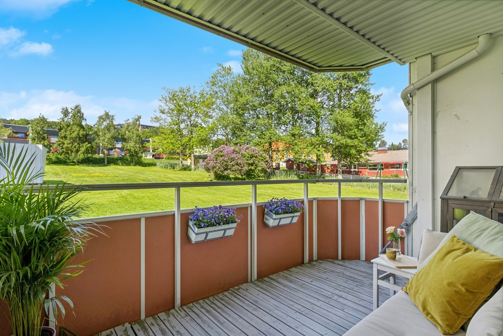 Balkongen er på 7 kvm, og overbygget utvider bruksmulighetene langt utover de fineste sommerdagene. Galleribilde