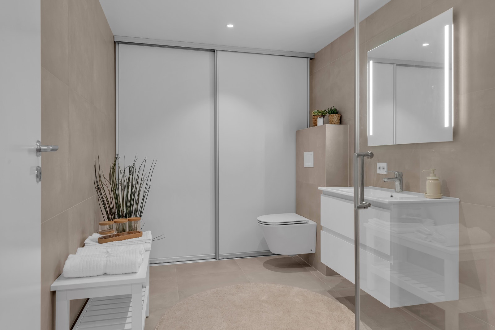 En skyvedør skuler vaskemaskin og andre tekniske installasjoner Galleribilde