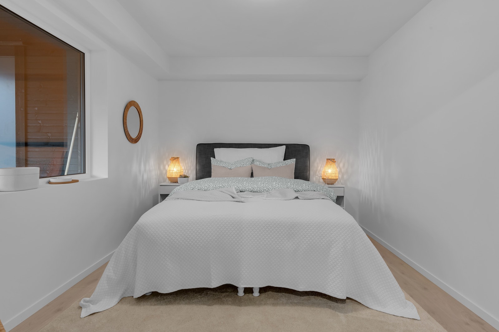 Det er 2 soverom der det ene har god plass til stor seng Galleribilde