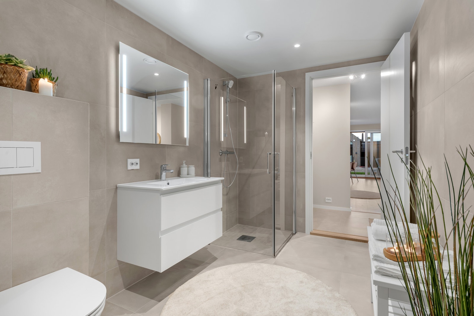 Badet er flislagt og har delikate farger Galleribilde