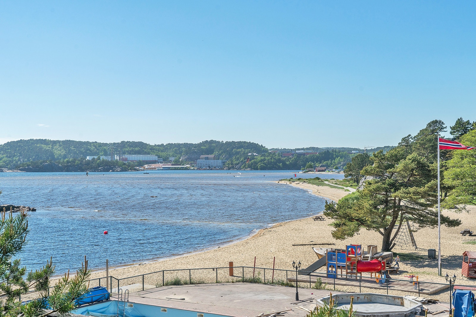 På stranda til Åros Camping er det fin sandstrand med flere aktiviteter for barn. Galleribilde